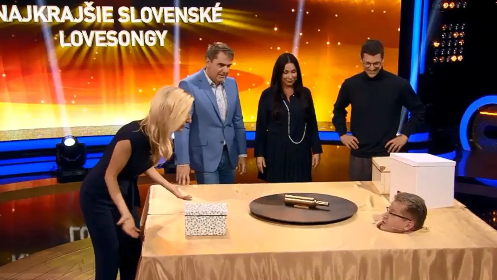 Po bozku Čurného a Loja si Adela neodpustila poznámku. 