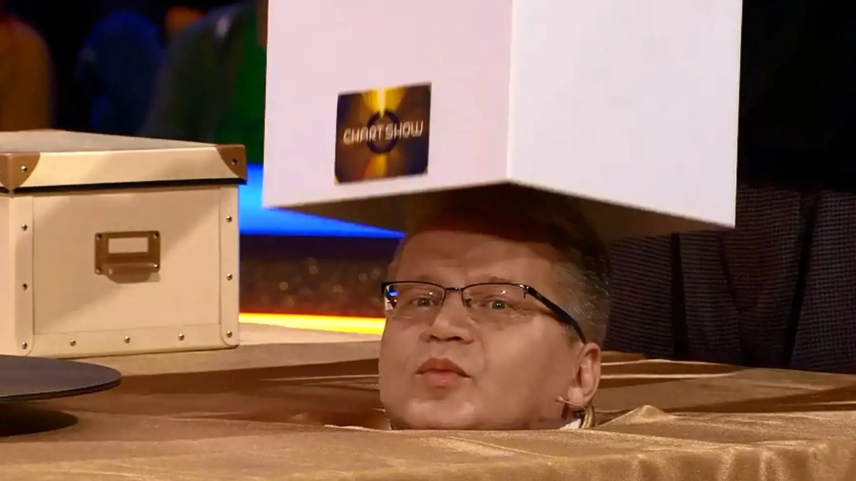 Keď Loj odkryl krabicu zo stola, objavila sa pod ňou Čurného hlava. 