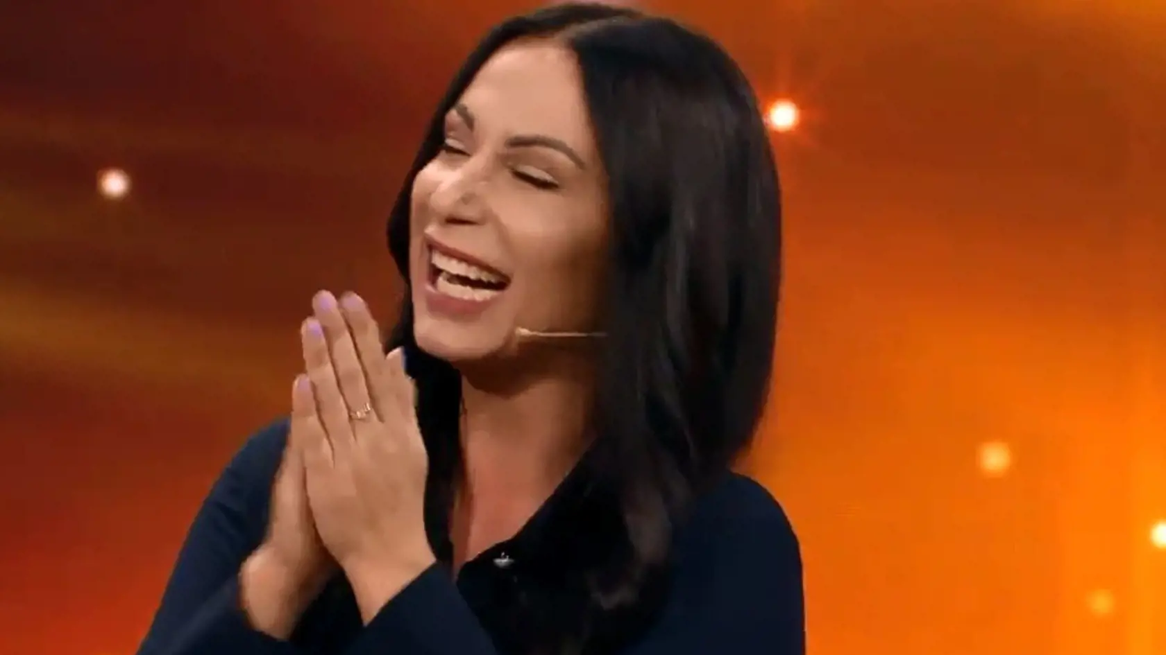 Kristína Kövešová sa nevedela prestať smiať, keď Loj odkryl Čurného hlavu na stole. 