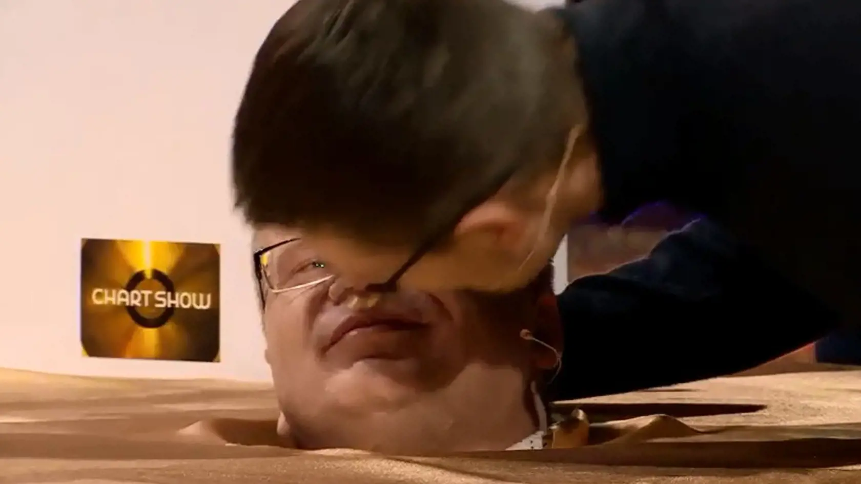 Juraj Loj sa rozhodol počas hry pobozkať Čurného priamo na ústa, čo šokovalo všetkých naokolo. 