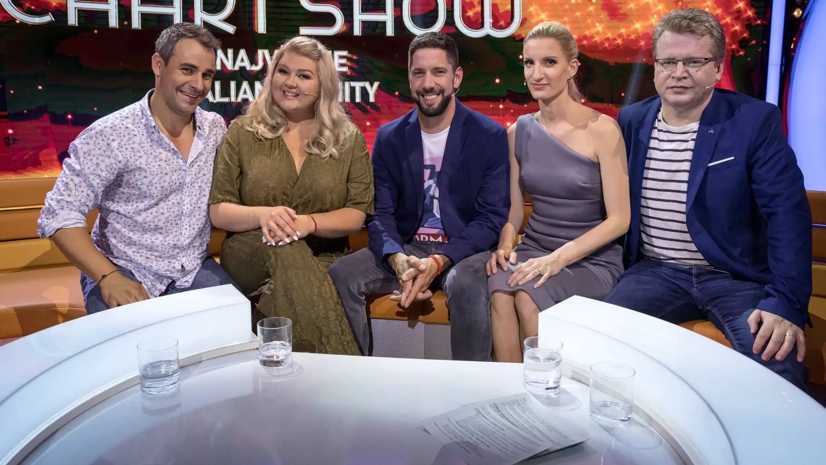 V relácii Chart Show sa vždy stretnú traja hostia, ktorí ľudí v hľadisku a rovnako aj divákov pred obrazovkami vynikajúco zabávajú.