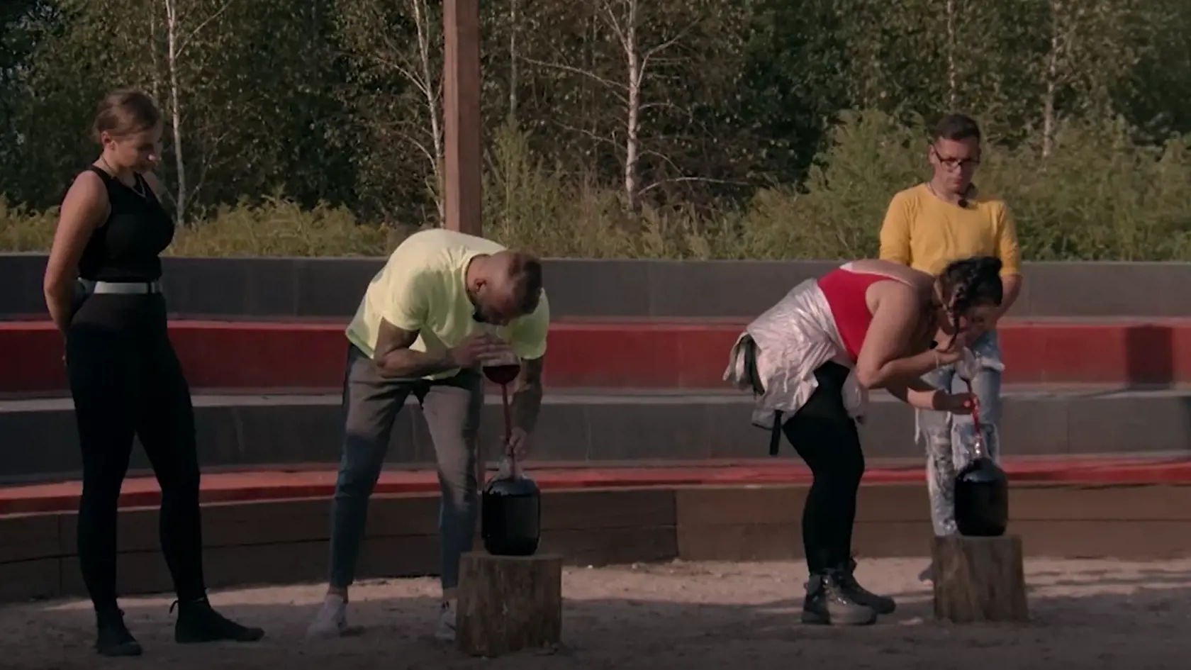Duel síce vyhrali Rebeka a Heňo, no pre porušovanie pravidiel a arogantnosť si museli farmári zvoliť iba jedného, kto sa vráti naspäť. Vybrali si Heňa.