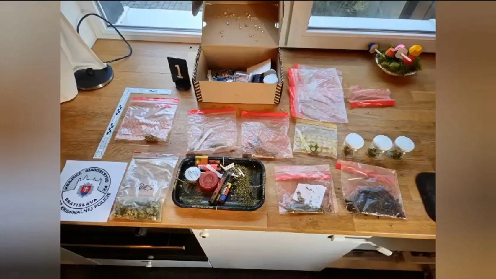 Polícia zadržala desať osôb podozrivých z drogovej trestnej činnosti.