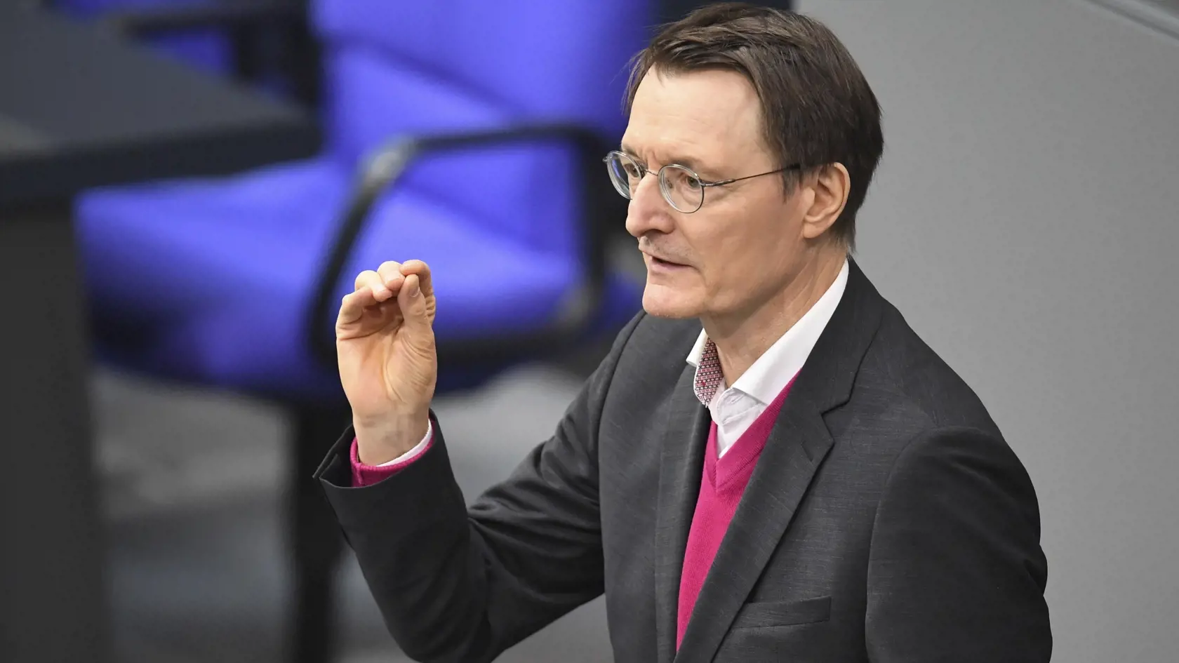 Na snímke nemecký minister zdravotníctva Karl Lauterbach hovorí počas rozpravy o návrhu zákona na legalizáciu marihuany počas zasadnutia nemeckého parlamentu 23. februára 2024 v Berlíne.