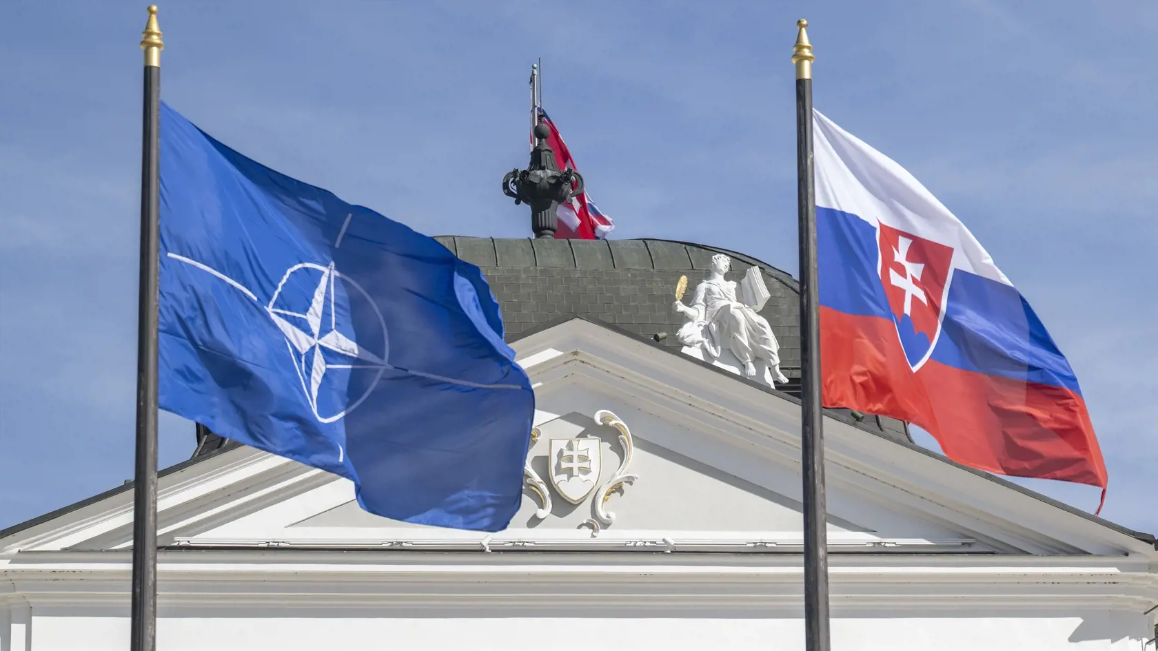 Pri príležitosti 20. výročia vstupu Slovenskej republiky do Severoatlantickej aliancie (NATO) vztýčili vlajku NATO pred Prezidentským palácom v piatok 29. marca 2024 v Bratislave. FOTO TASR - Martin Baumann