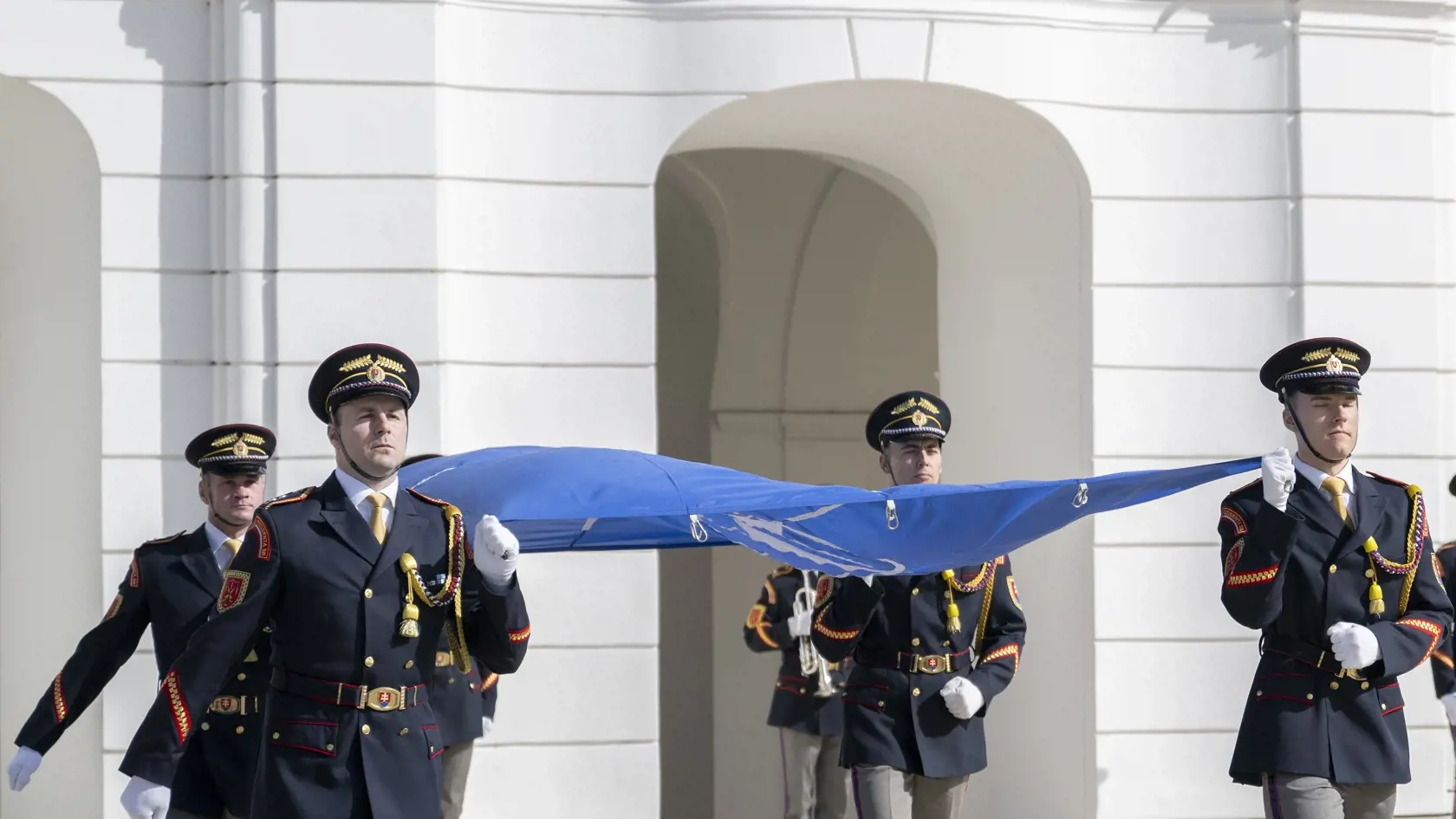 Pri príležitosti 20. výročia vstupu Slovenskej republiky do Severoatlantickej aliancie (NATO) vztýčili vlajku NATO pred Prezidentským palácom v piatok 29. marca 2024 v Bratislave. FOTO TASR - Martin Baumann