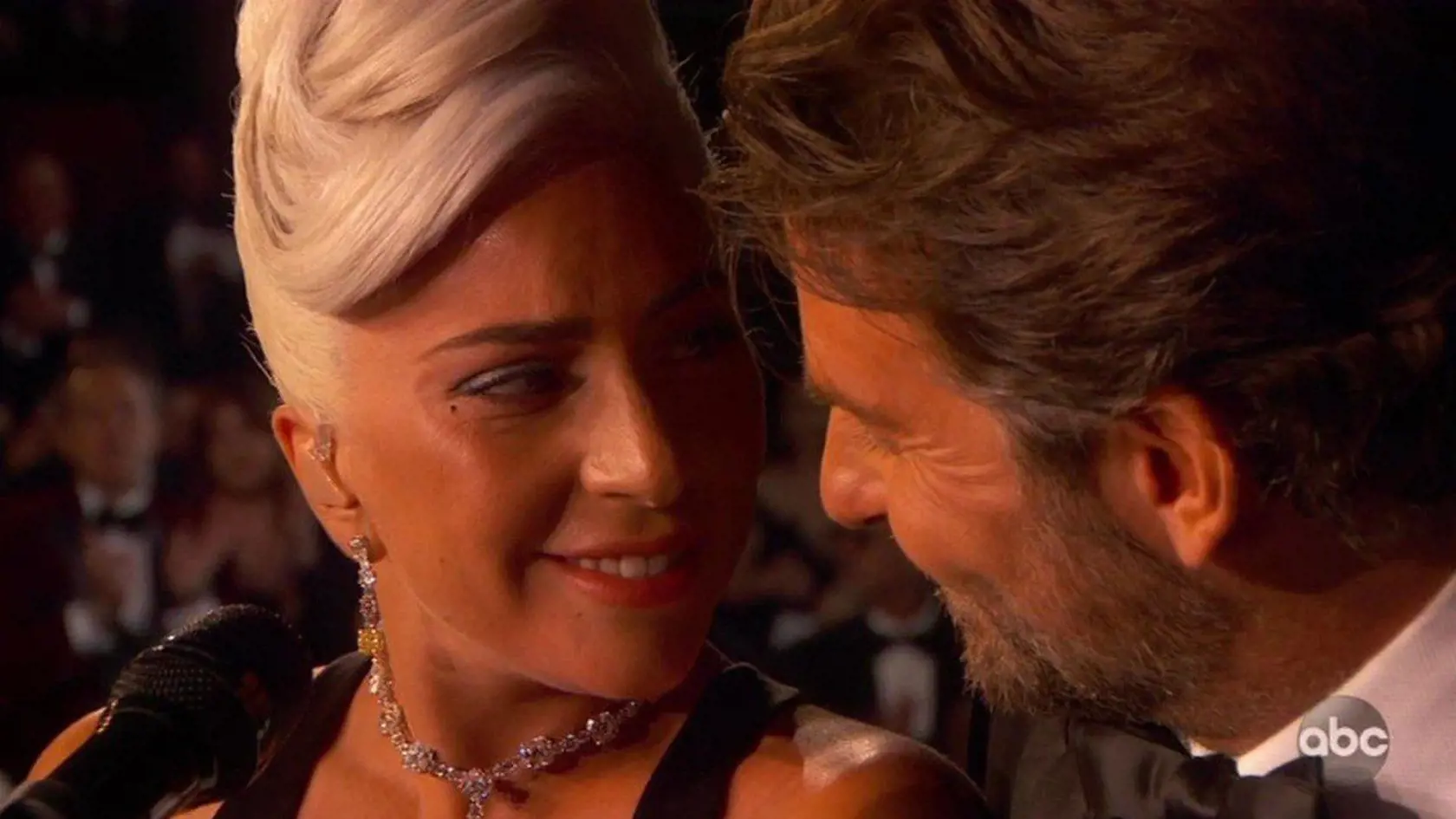 Bradley Cooper si počas duetu vymieňal s Lady Gaga zaľúbené pohľady.