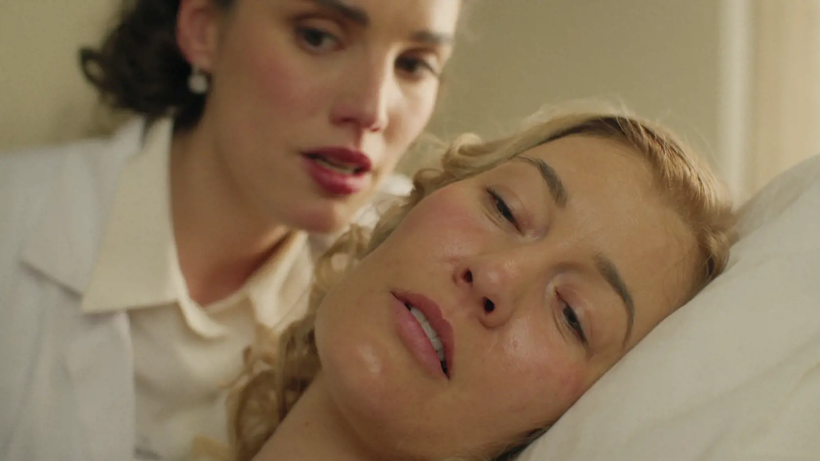 Sarah Arató ako Šarlota a Jana Majeská ako Helga na zábere zo 7. série seriálu Dunaj, k vašim službám.