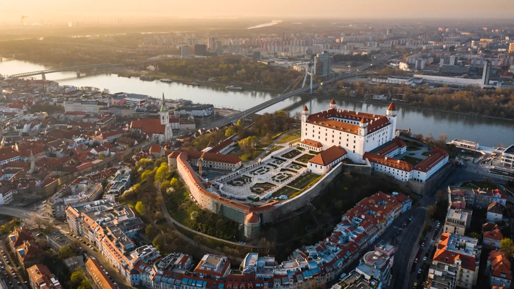 Najvyššia vzdelanostná úroveň spomedzi okresov je v okresoch Bratislava I až V (80).