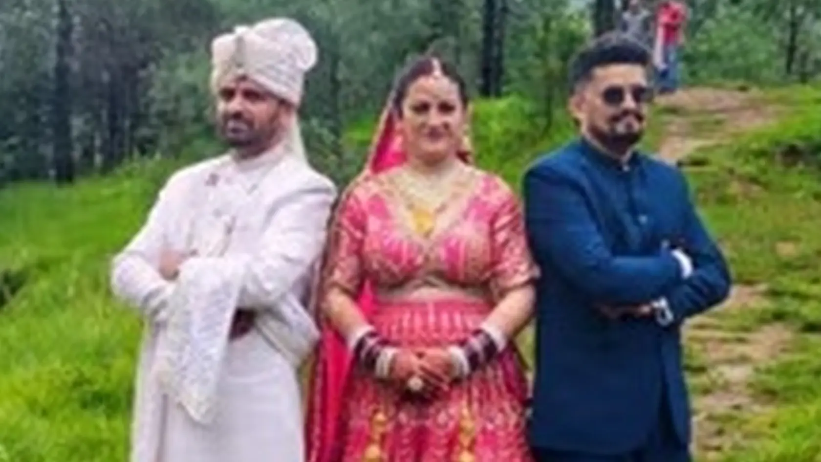 Nevesta Sunita pochádza z dediny Kunhat v Himachalskej provincii a ženíchi - Pradeep a Kapil - sú z dediny Shillai.