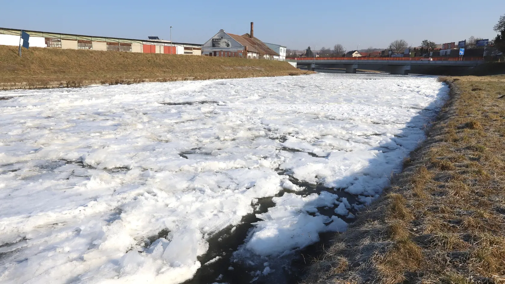 Ľad na rieke Hron vo Zvolene 20. februára 2025. FOTO TASR - Ján Krošlák