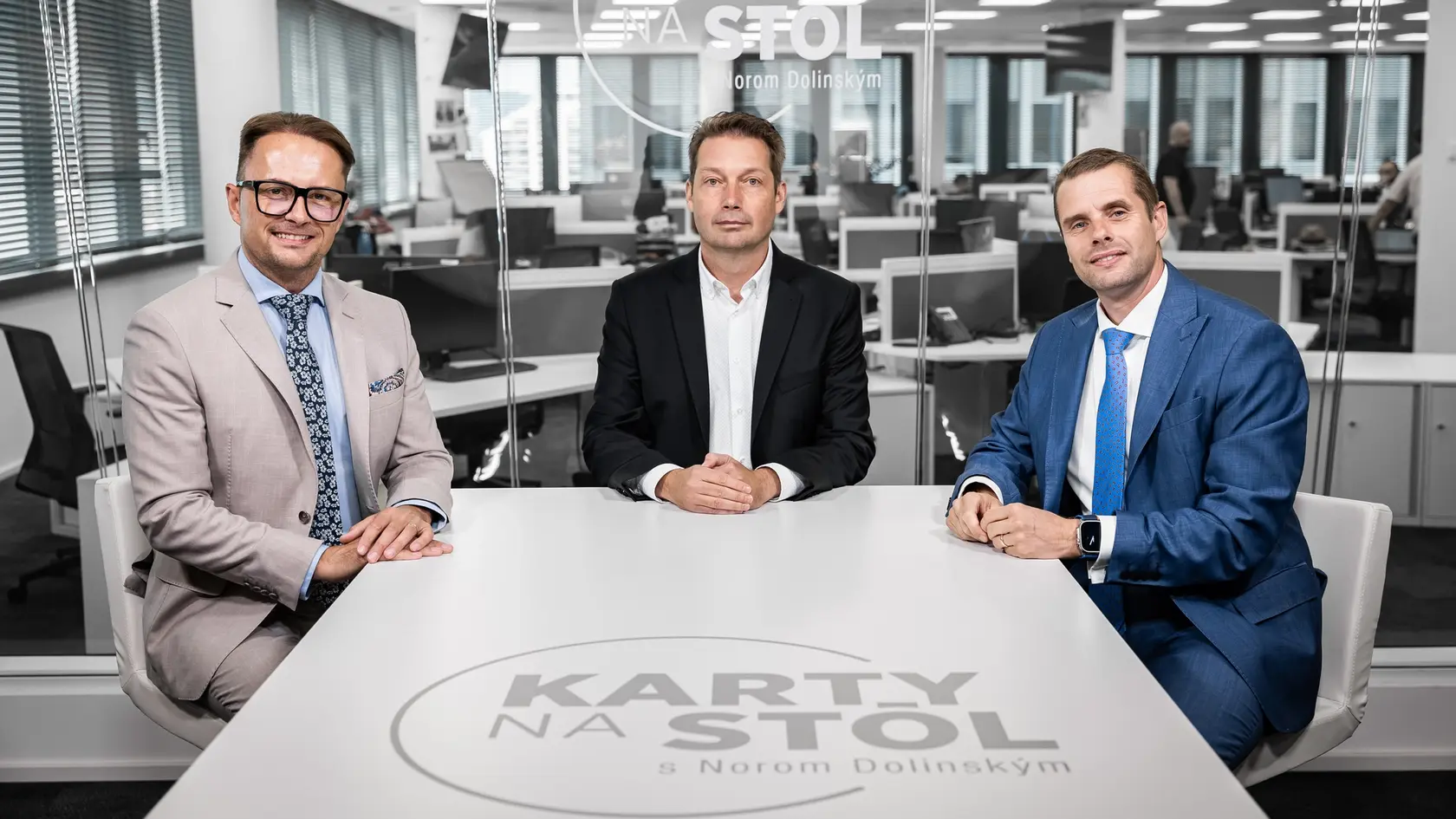 Politológovia Miroslav Řádek a Martin Klus vo veľkej diskusii Karty na stôl k aktuálnym politickým témam. Aké šance dávajú návrhu SNS o optimalizácii platov? Sú clá s USA na úrovni 15 % ozaj dobrou správou? Ako HLASU poškodí zamlčanie daru Pellegriniho sestry v jeho prezidentskej kampani?