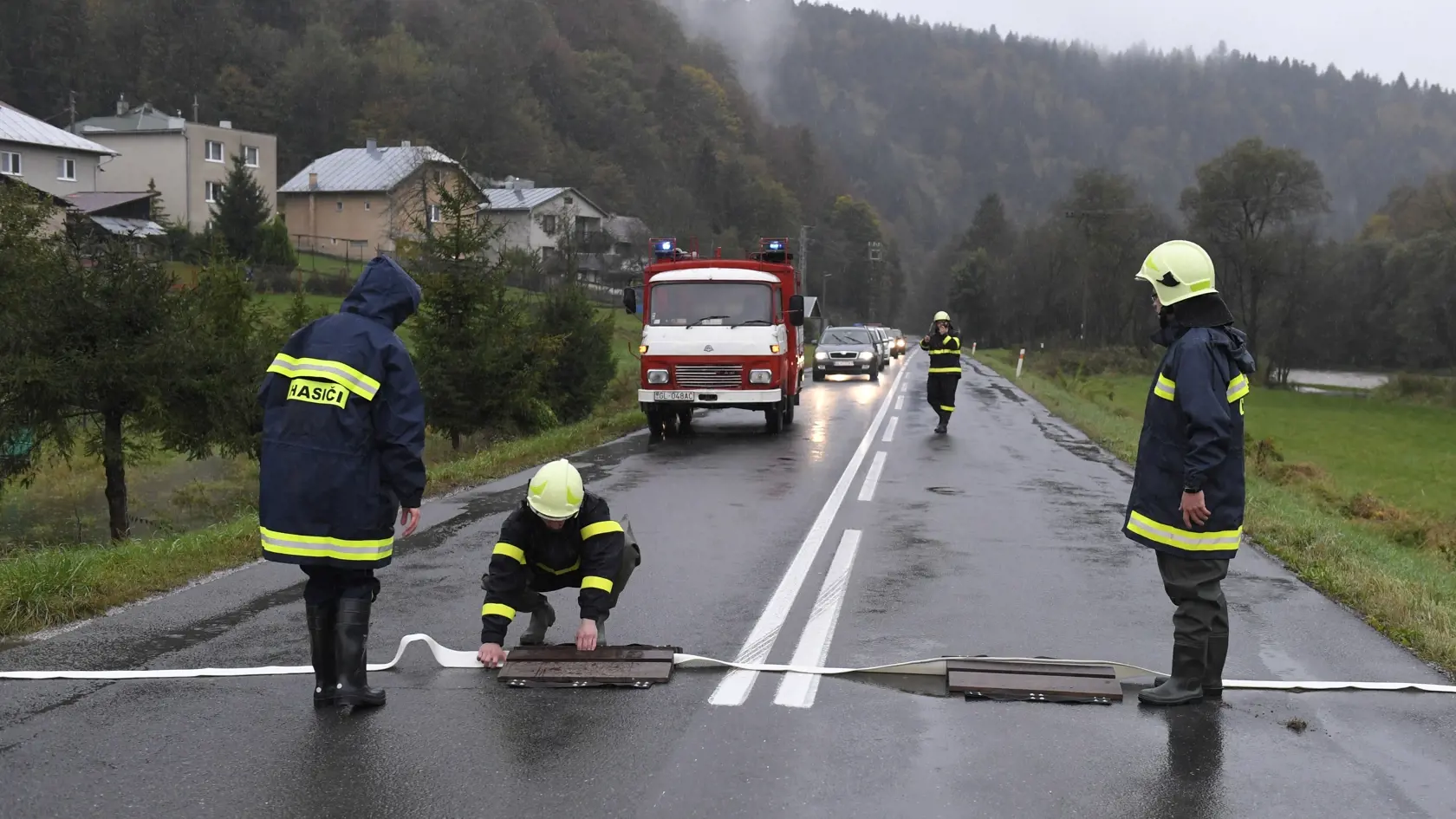 Pre dlhotrvajúci dážď sa dvíhajú hladiny vodných tokov. V obci Jaklovce v okrese Gelnica začali s vrecovaním, dobrovoľní hasiči pomáhajú s odčerpávaním vody z pivníc (ilustračná snímka).