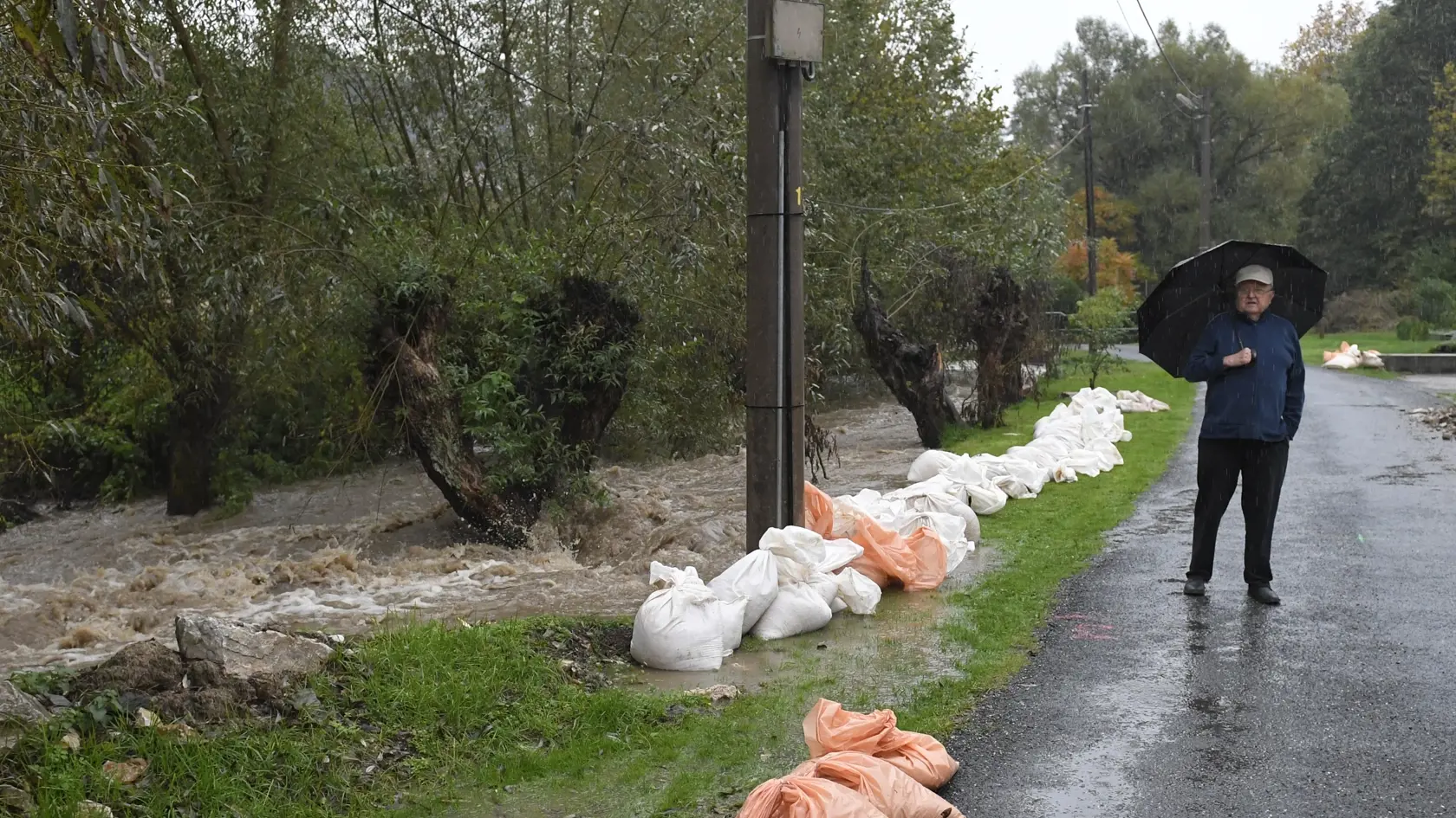 Pre dlhotrvajúci dážď sa dvíhajú hladiny vodných tokov. V obci Jaklovce v okrese Gelnica začali s vrecovaním, dobrovoľní hasiči pomáhajú s odčerpávaním vody z pivníc (ilustračná snímka).