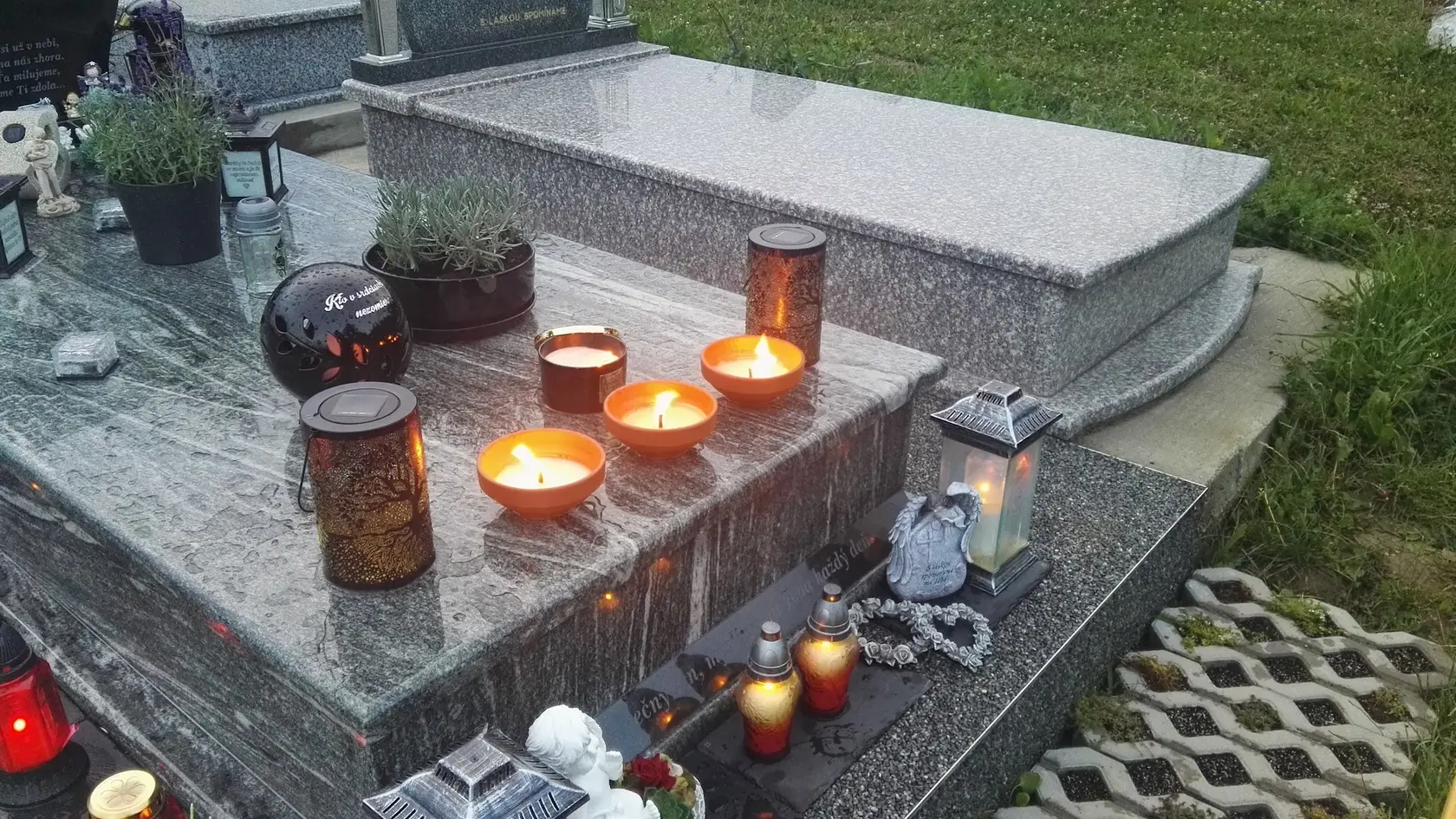 Hrob tragicky zosnulého posunovača Mária Nagya (†31) z Košíc je stále zaplavený kvetmi a kahancami s horiacimi sviečkami. Na jednom z nich je podobizeň nebohého.