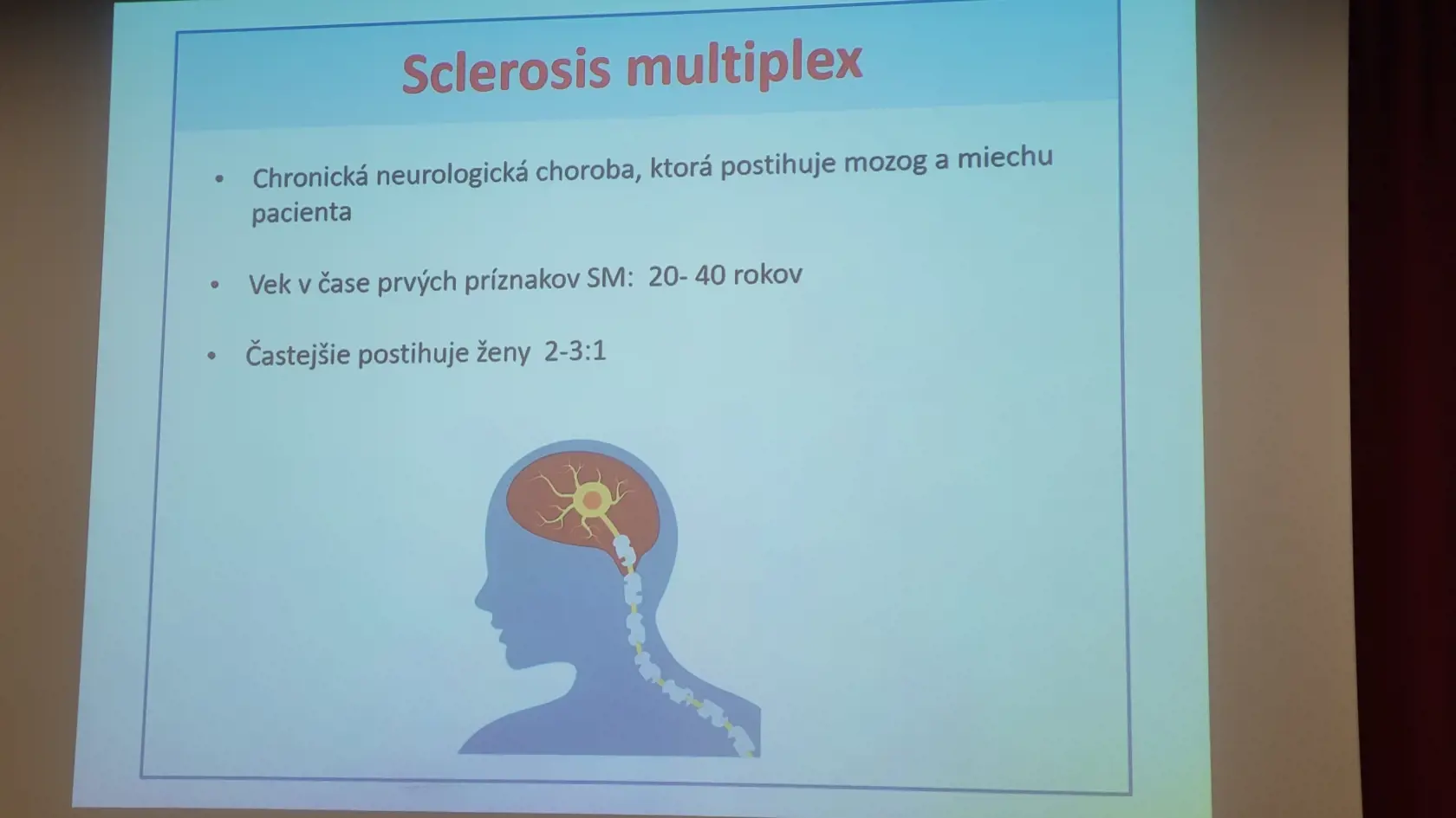 Mýtus: Postihuje iba telo, neovplyvňuje dušu.
Realita: Symptómy sú fyzické, ale aj psychické a je ich skutočne veľa. Vyplývajú zo samotného poškodenia nervových štruktúr, ale aj z celkového stresu a duševnej záťaže, ktoré skleróza prináša.

Mýtus: Nebolí.
Realita: Až 60 % pacientov uvádza ako jednu zo svojich ťažkostí chronickú bolesť.