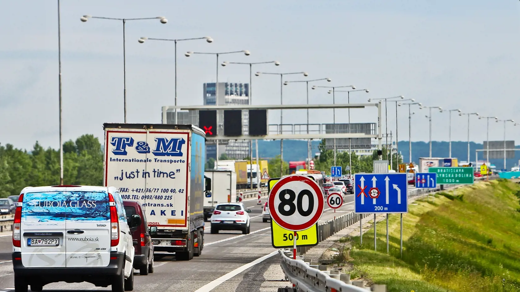Z dôvodu poškodeného mostného záveru bratislavského diaľničného mosta Lafranconi, Národná diaľničná spoločnosť realizuje za plnej premávky jeho výmenu.