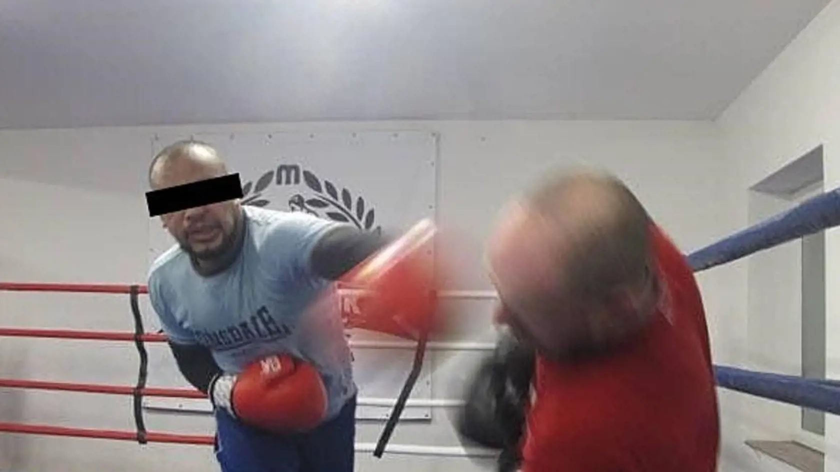 Profesionálny boxer Alain B. (29) má podľa českej polície na svedomí surovú a neľútostnú vraždu, pri ktorej kladivom ubil náhodnú obeť pri odľahlých garážiach v Černovičkách.