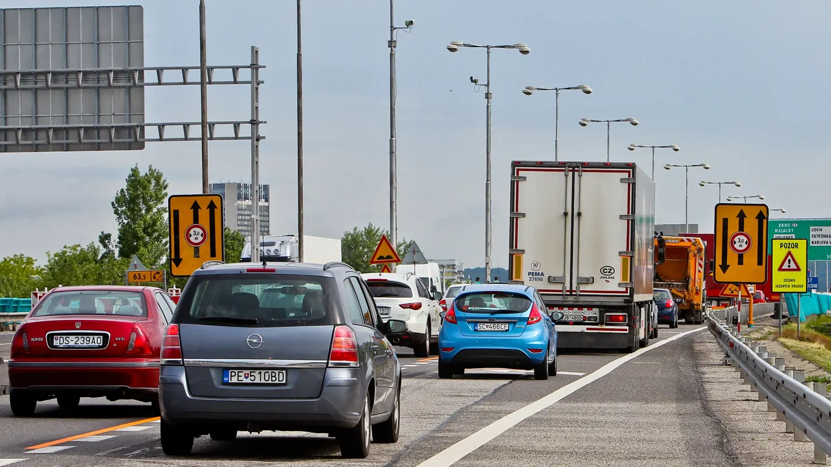 Z dôvodu poškodeného mostného záveru bratislavského diaľničného mosta Lafranconi, Národná diaľničná spoločnosť realizuje za plnej premávky jeho výmenu.