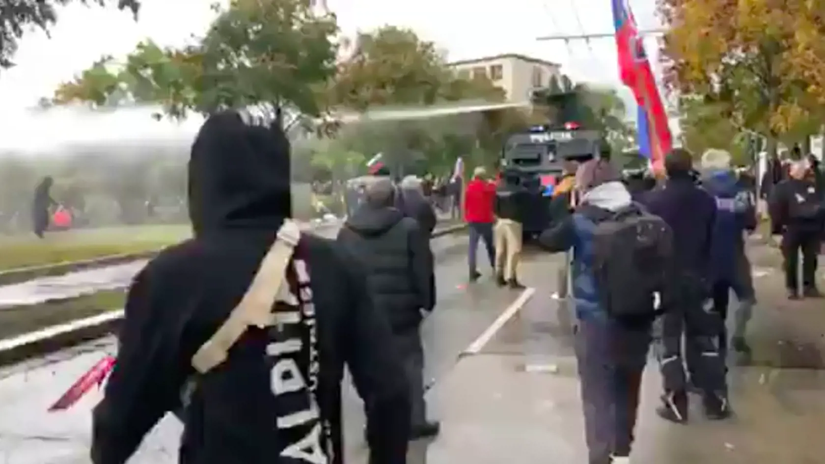 Polícia proti demonštrantom použila aj vodné delo.