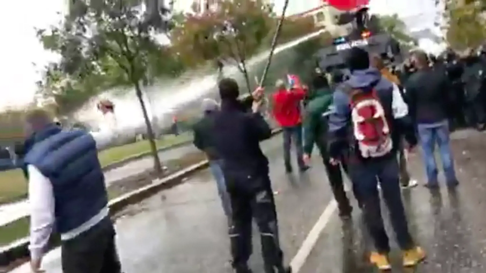 Polícia proti demonštrantom použila aj vodné delo.