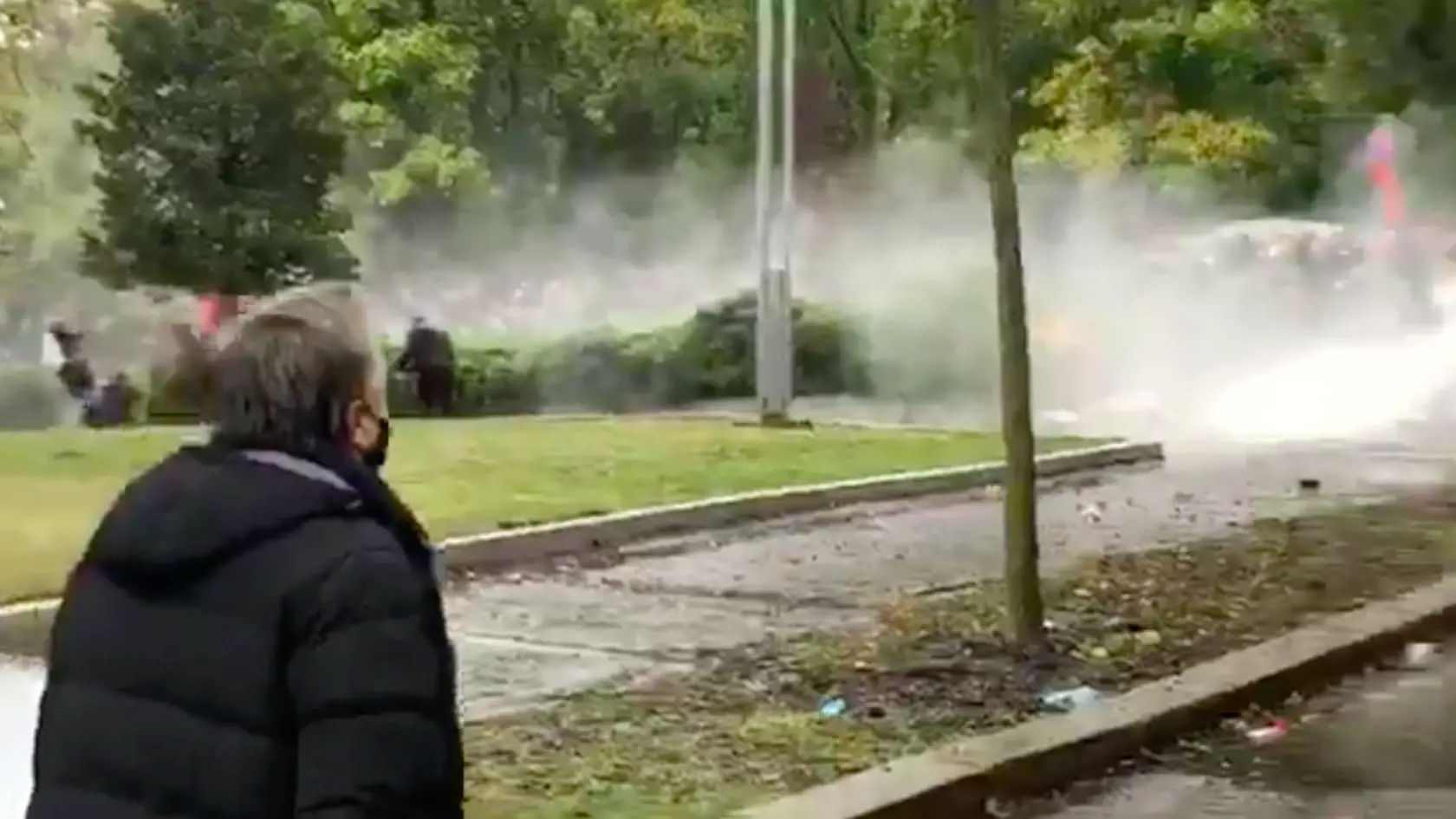 Polícia proti demonštrantom použila aj vodné delo.