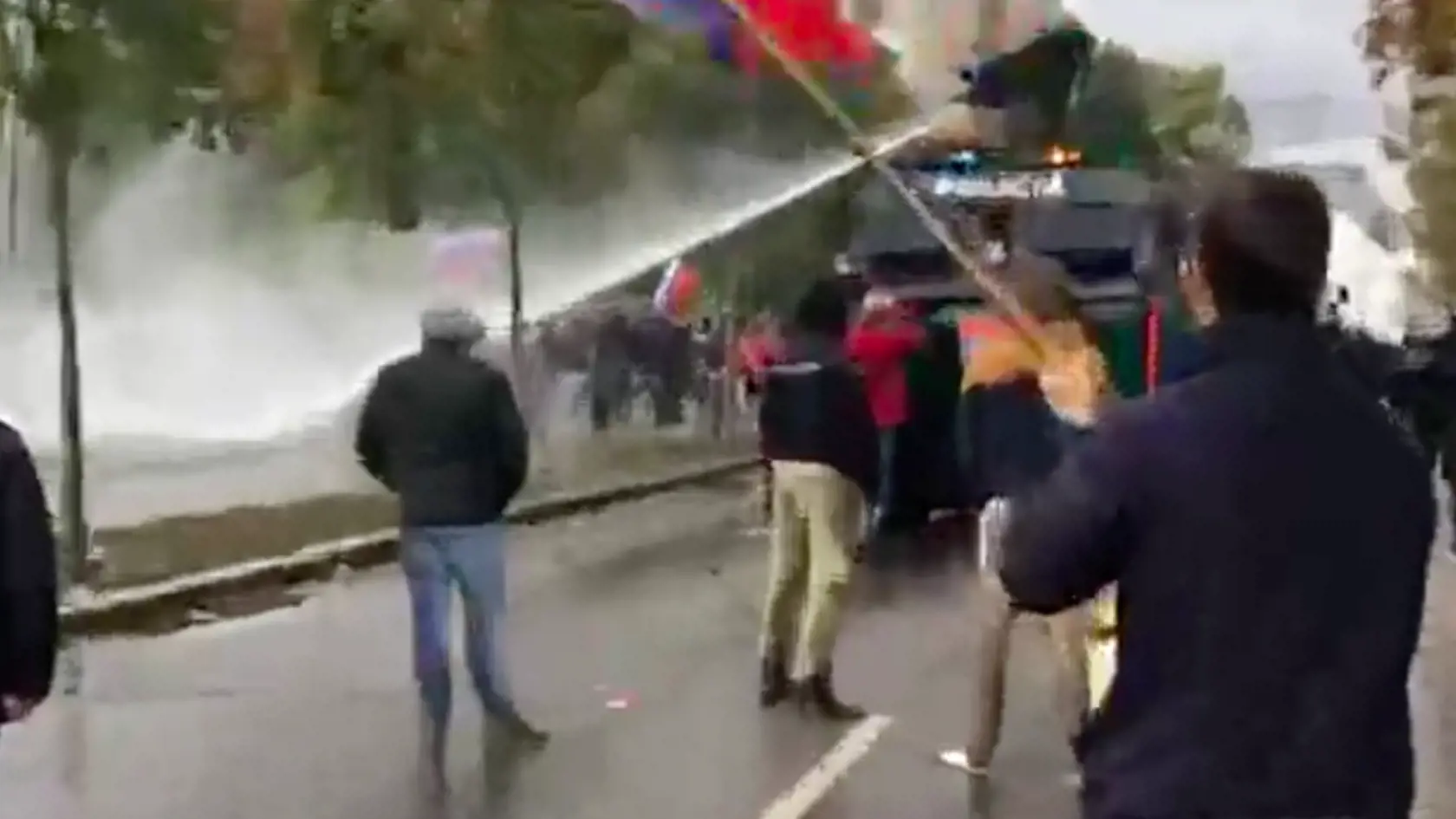 Polícia proti demonštrantom použila aj vodné delo.