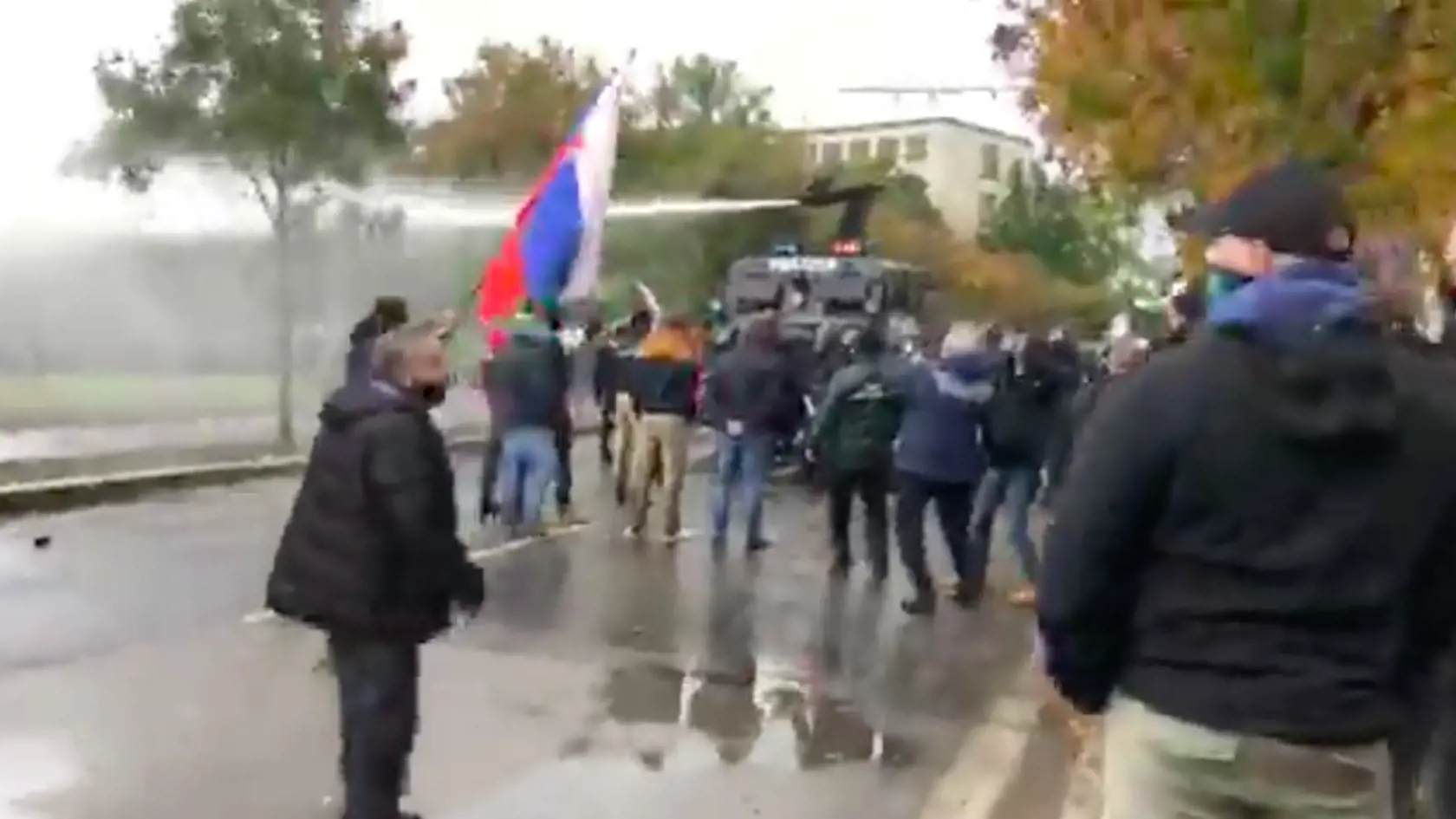 Polícia proti demonštrantom použila aj vodné delo.
