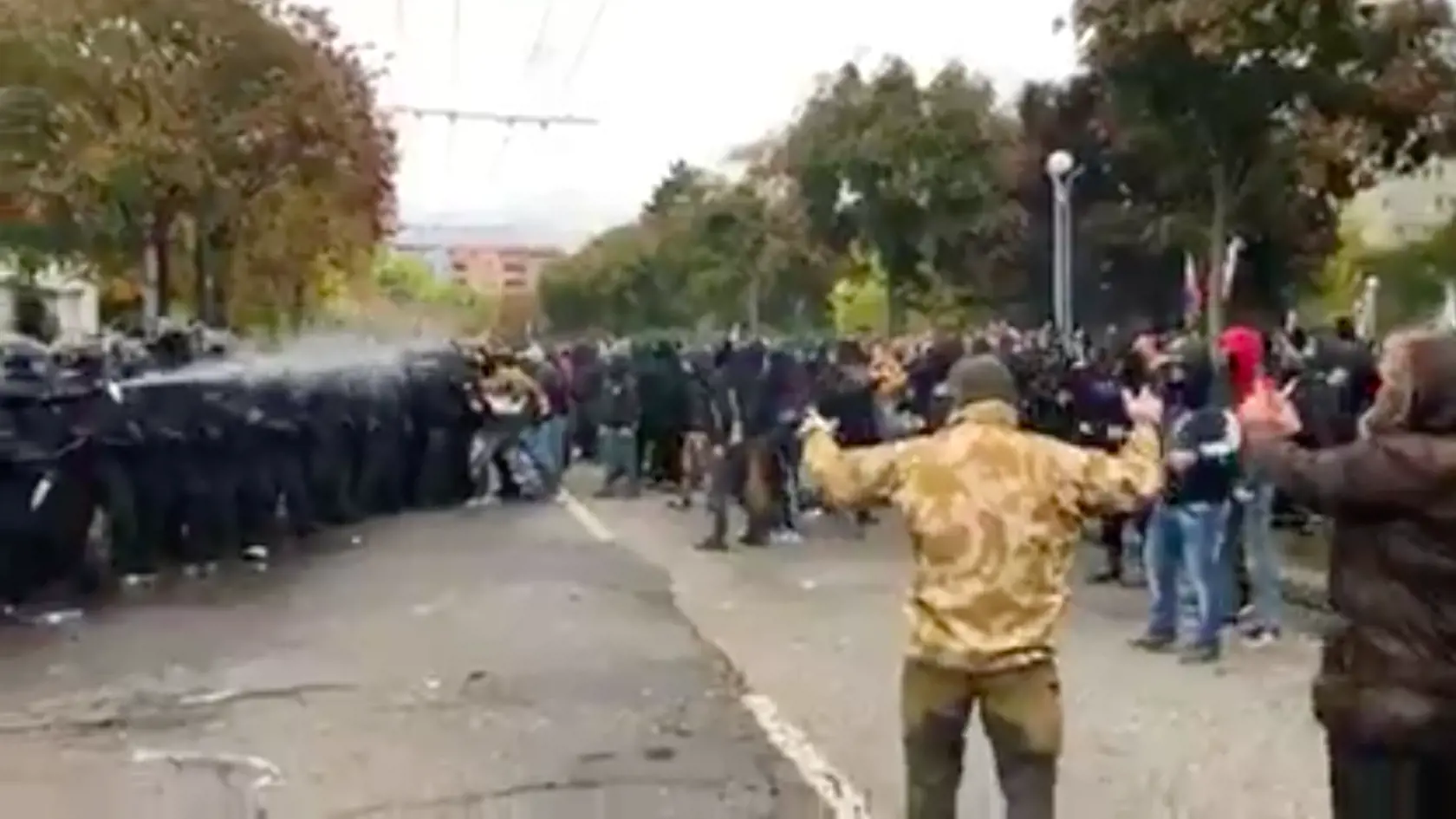 Demonštranti bez rúšok útočili na políciu, hádzali do nich kamene aj fľaše.