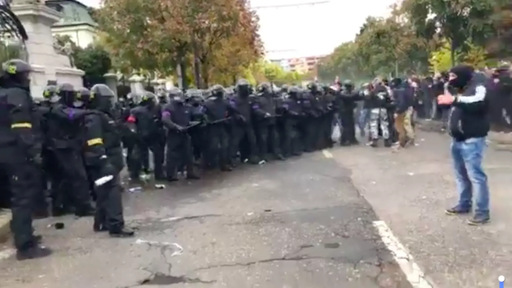 Demonštranti bez rúšok útočili na políciu, hádzali do nich kamene aj fľaše.