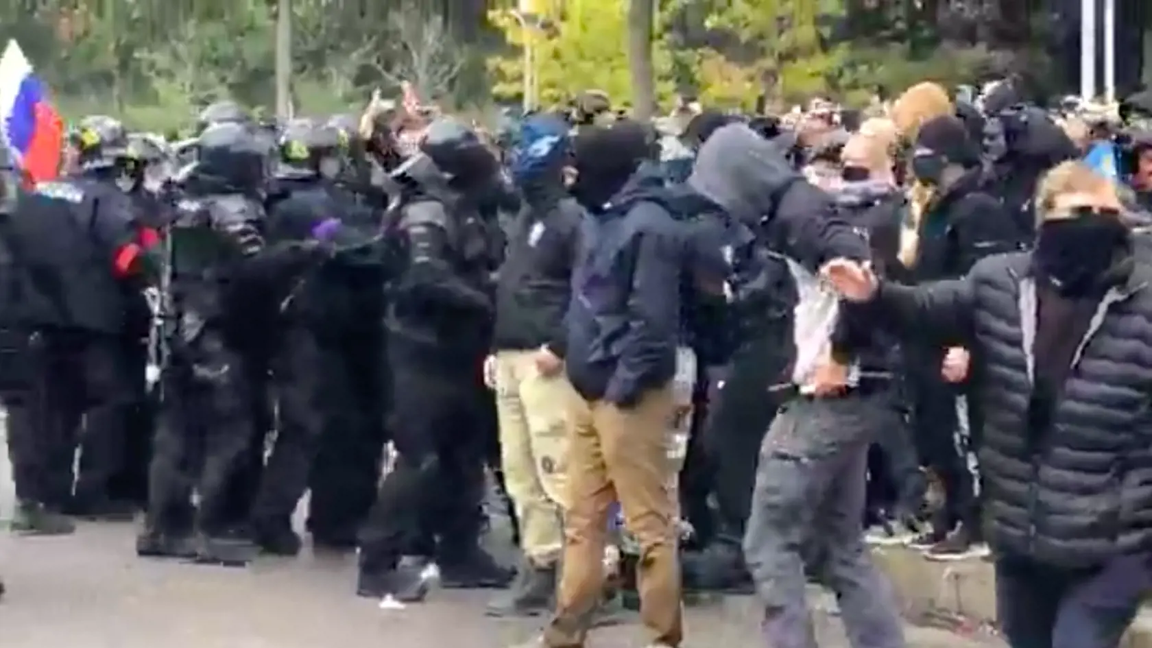 Demonštranti bez rúšok útočili na políciu, hádzali do nich kamene aj fľaše.