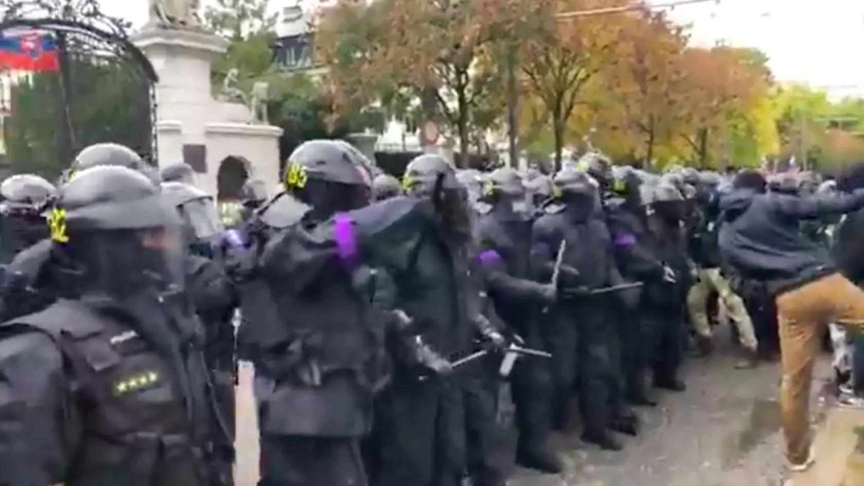 Demonštranti bez rúšok útočili na políciu, hádzali do nich kamene aj fľaše.