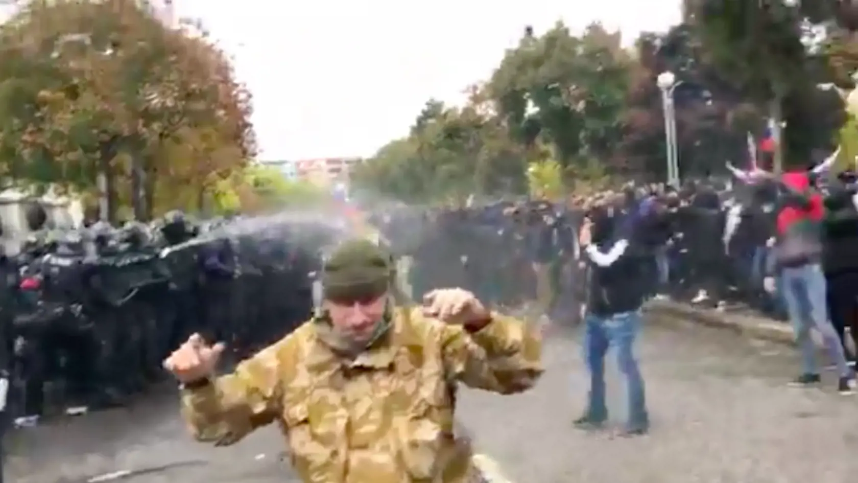 Demonštranti bez rúšok útočili na políciu, hádzali do nich kamene aj fľaše.