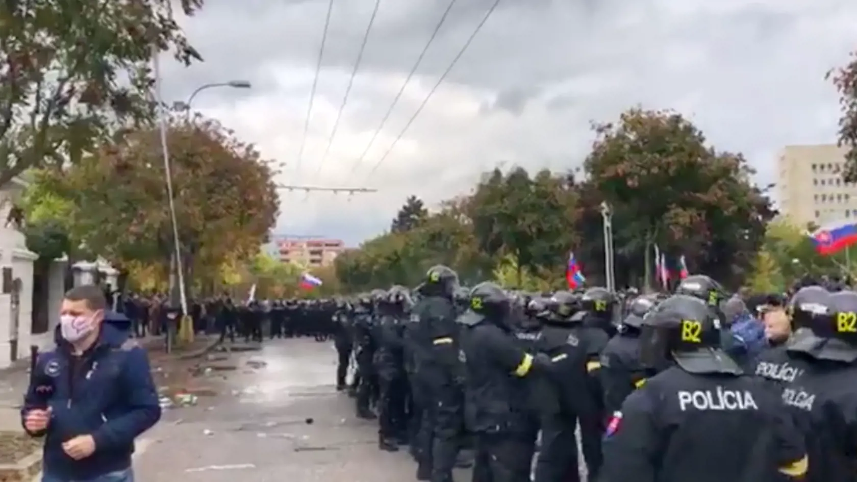 Demonštranti bez rúšok útočili na políciu, hádzali do nich kamene aj fľaše.