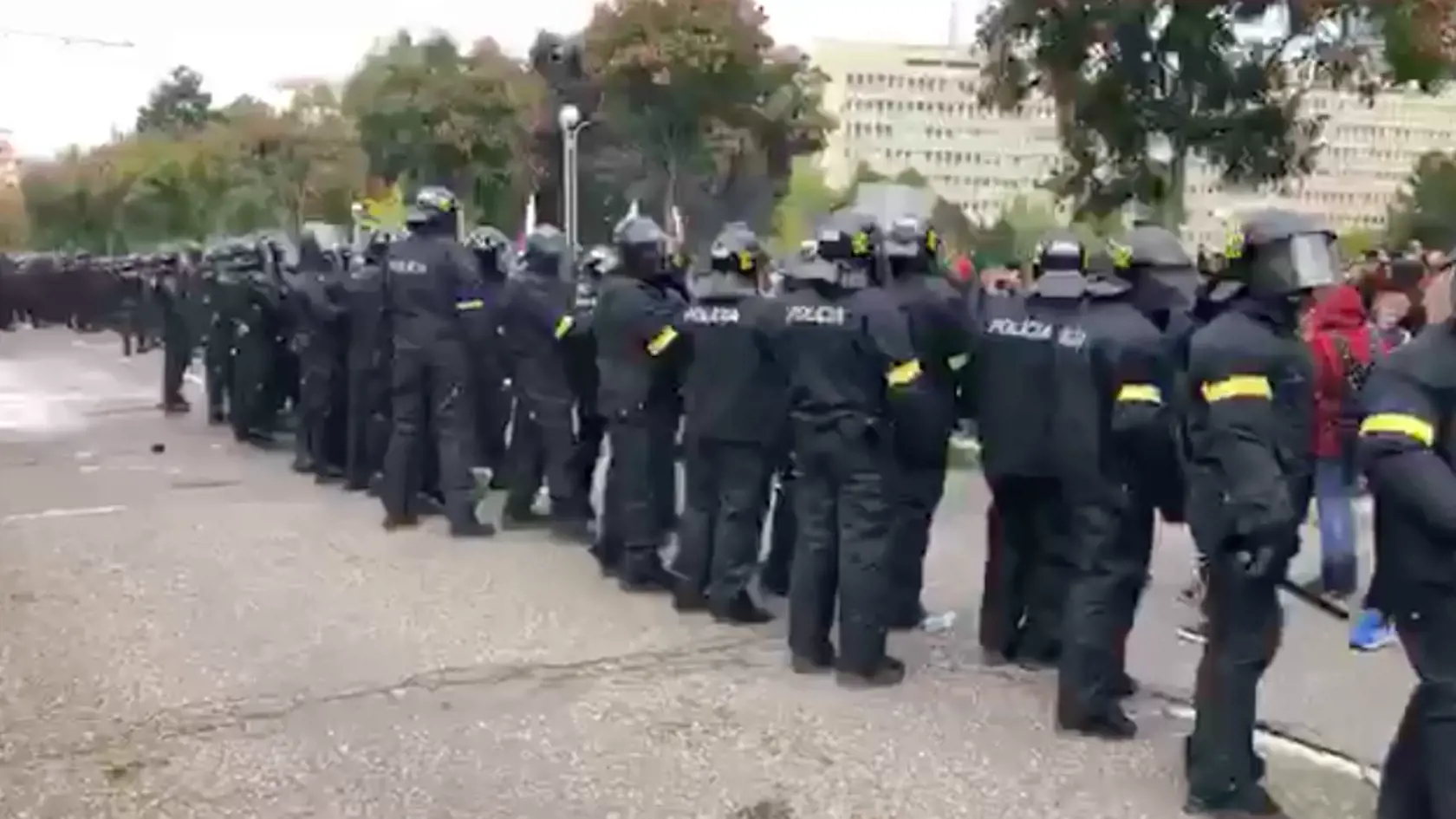 Demonštranti bez rúšok útočili na políciu, hádzali do nich kamene aj fľaše.