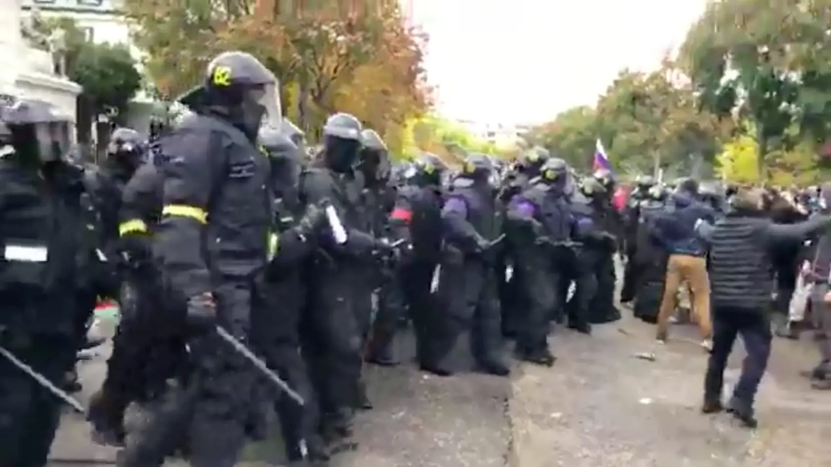 Demonštranti bez rúšok útočili na políciu, hádzali do nich kamene aj fľaše.