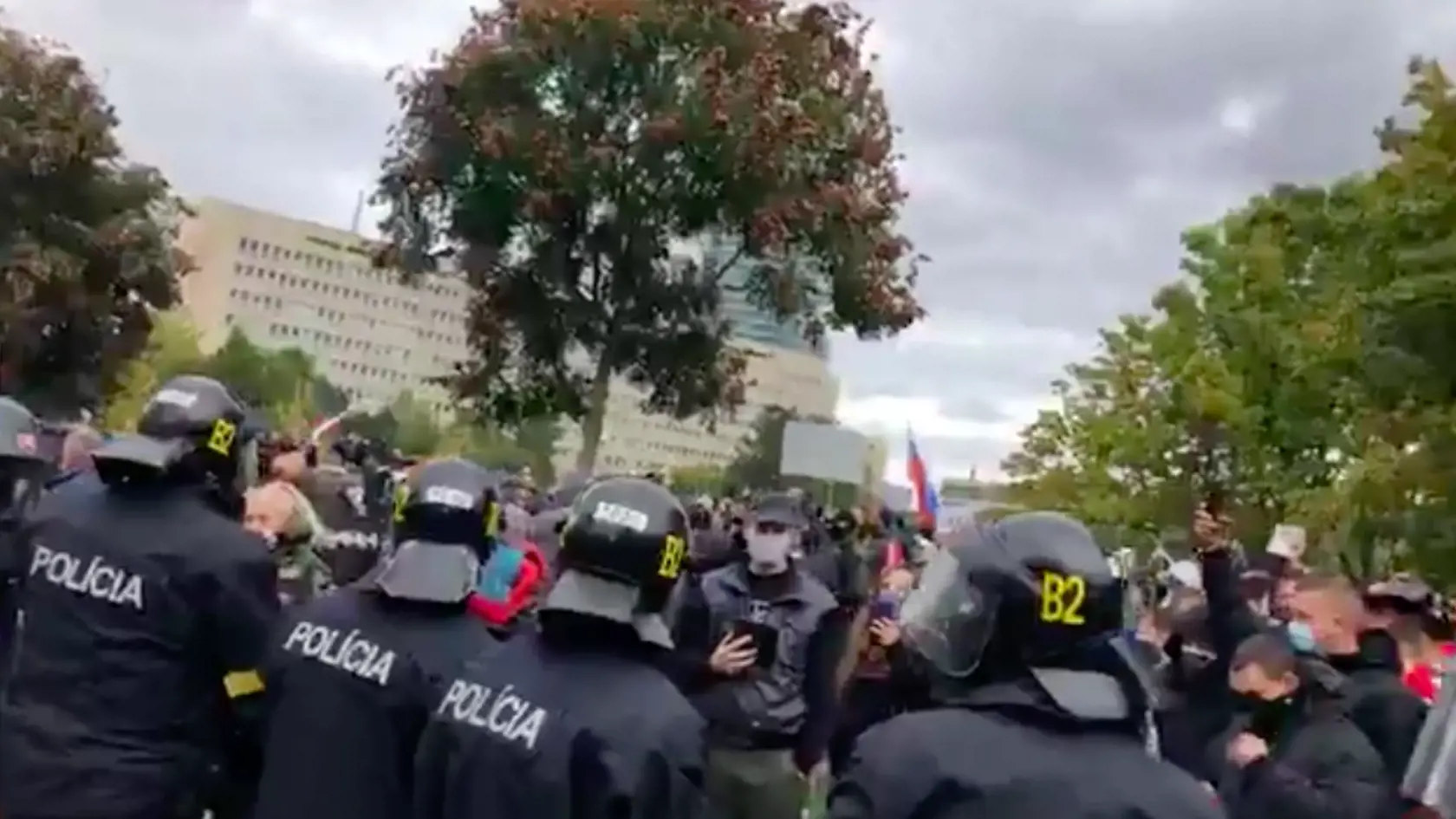 Demonštranti bez rúšok útočili na políciu, hádzali do nich kamene aj fľaše.