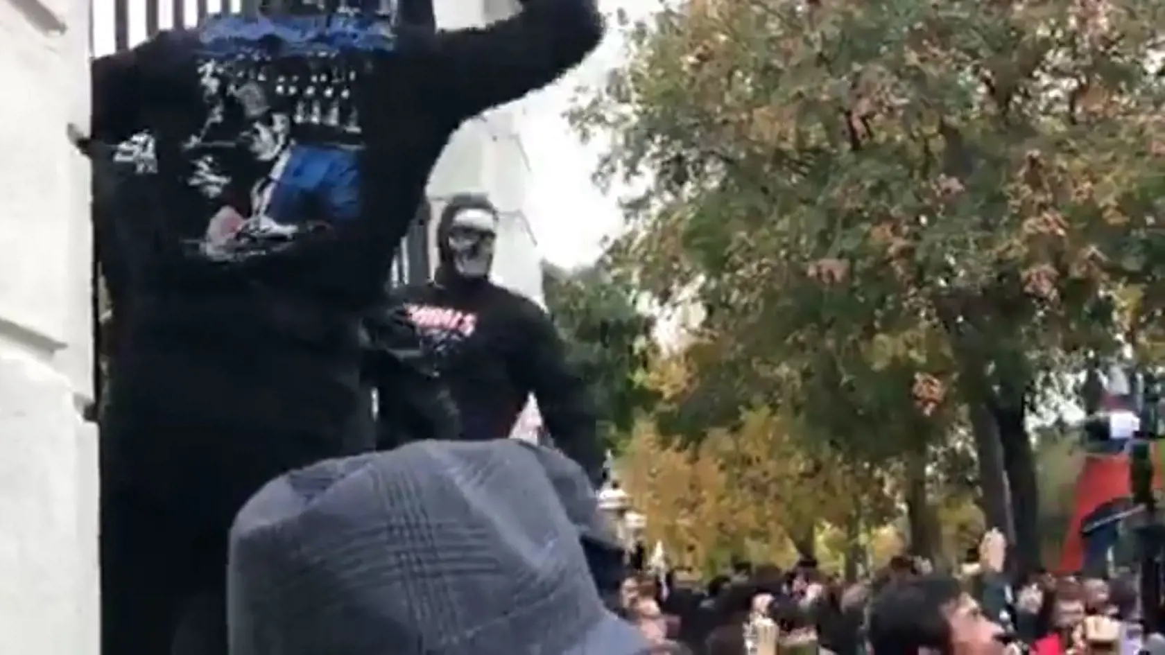 O pokojnom proteste nemohla byť reč. Viacerí fanúšikovia sa vešali na bránu úradu vlády, snažili sa ju vytrhnúť, zapáliť aj preliezť. Neskôr zakročila polícia.