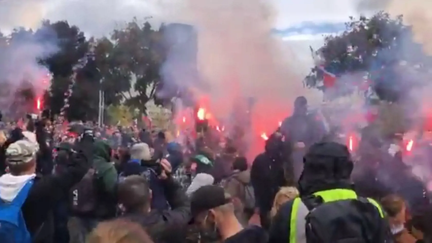 Pred úradom vlády bolo "veselo". Protestujúci zapálili svetlice, mnohé z nich hádzali cez bránu do dvora úradu.