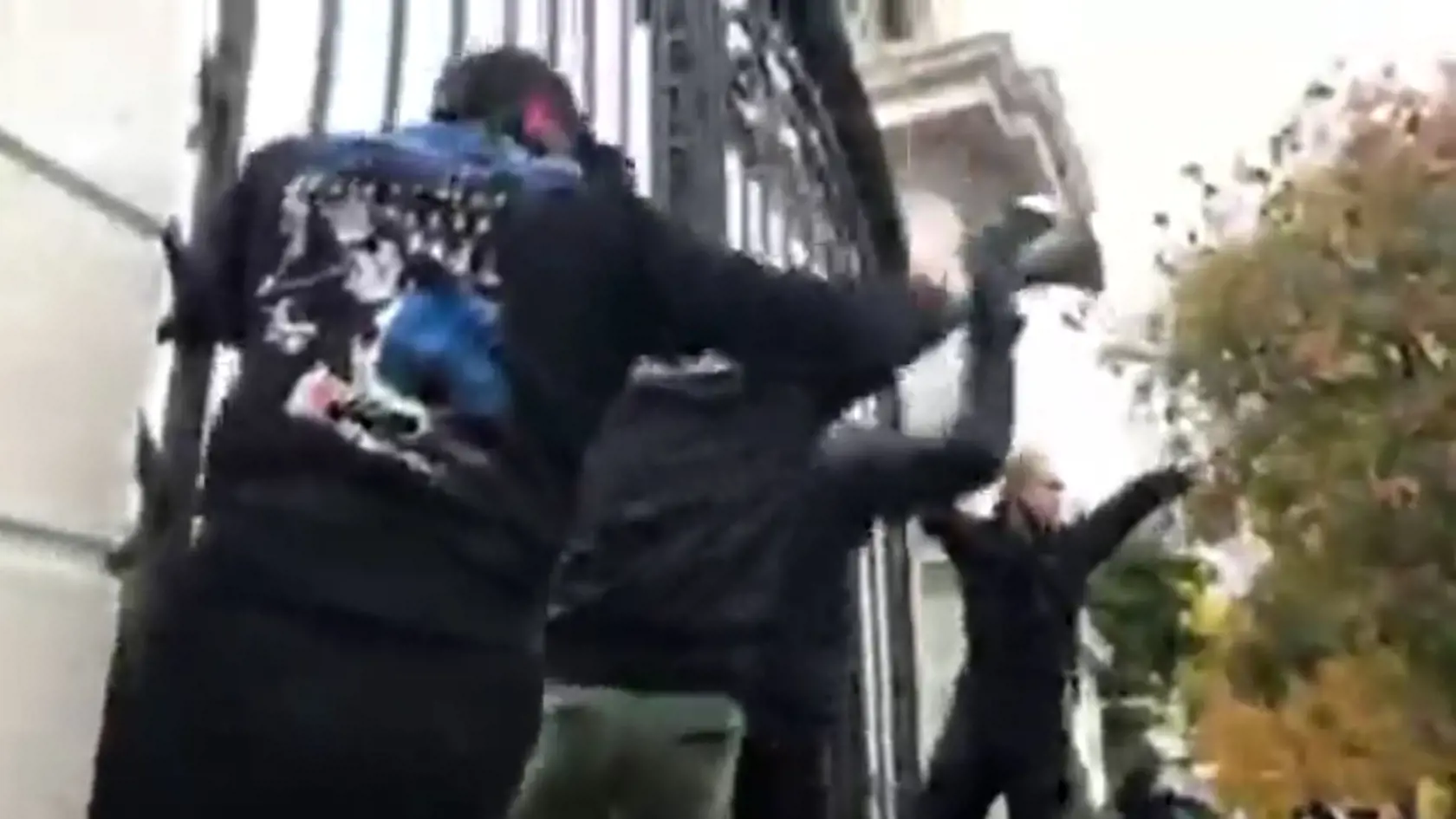O pokojnom proteste nemohla byť reč. Viacerí fanúšikovia sa vešali na bránu úradu vlády, snažili sa ju vytrhnúť, zapáliť aj preliezť. Neskôr zakročila polícia.