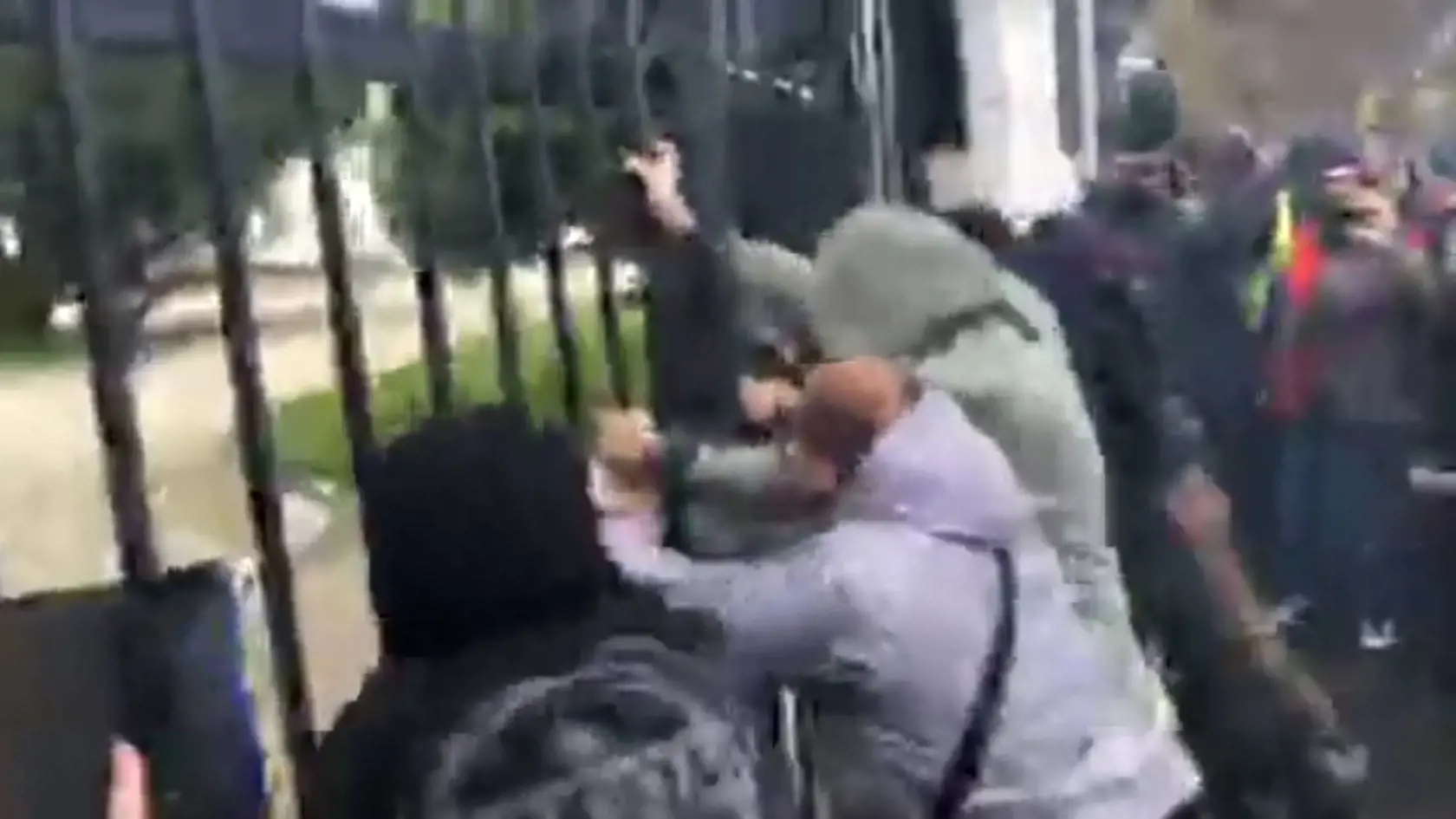 O pokojnom proteste nemohla byť reč. Viacerí fanúšikovia sa vešali na bránu úradu vlády, snažili sa ju vytrhnúť, zapáliť aj preliezť. Neskôr zakročila polícia.