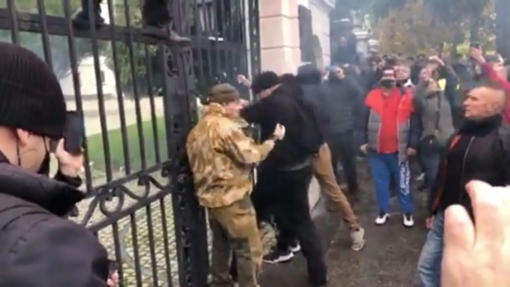 O pokojnom proteste nemohla byť reč. Viacerí fanúšikovia sa vešali na bránu úradu vlády, snažili sa ju vytrhnúť, zapáliť aj preliezť. Neskôr zakročila polícia.