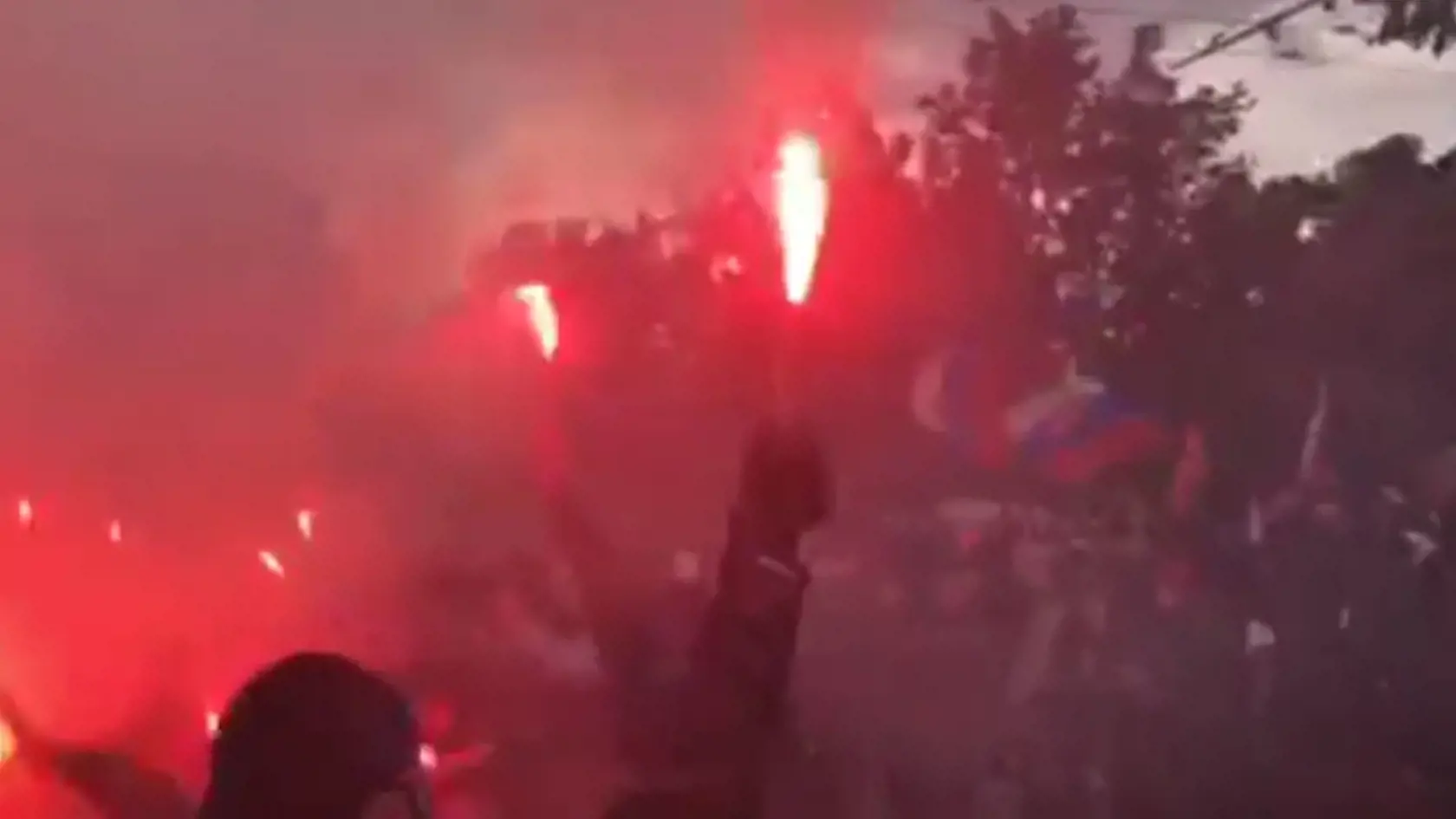 Pred úradom vlády bolo "veselo". Protestujúci zapálili svetlice, mnohé z nich hádzali cez bránu do dvora úradu.
