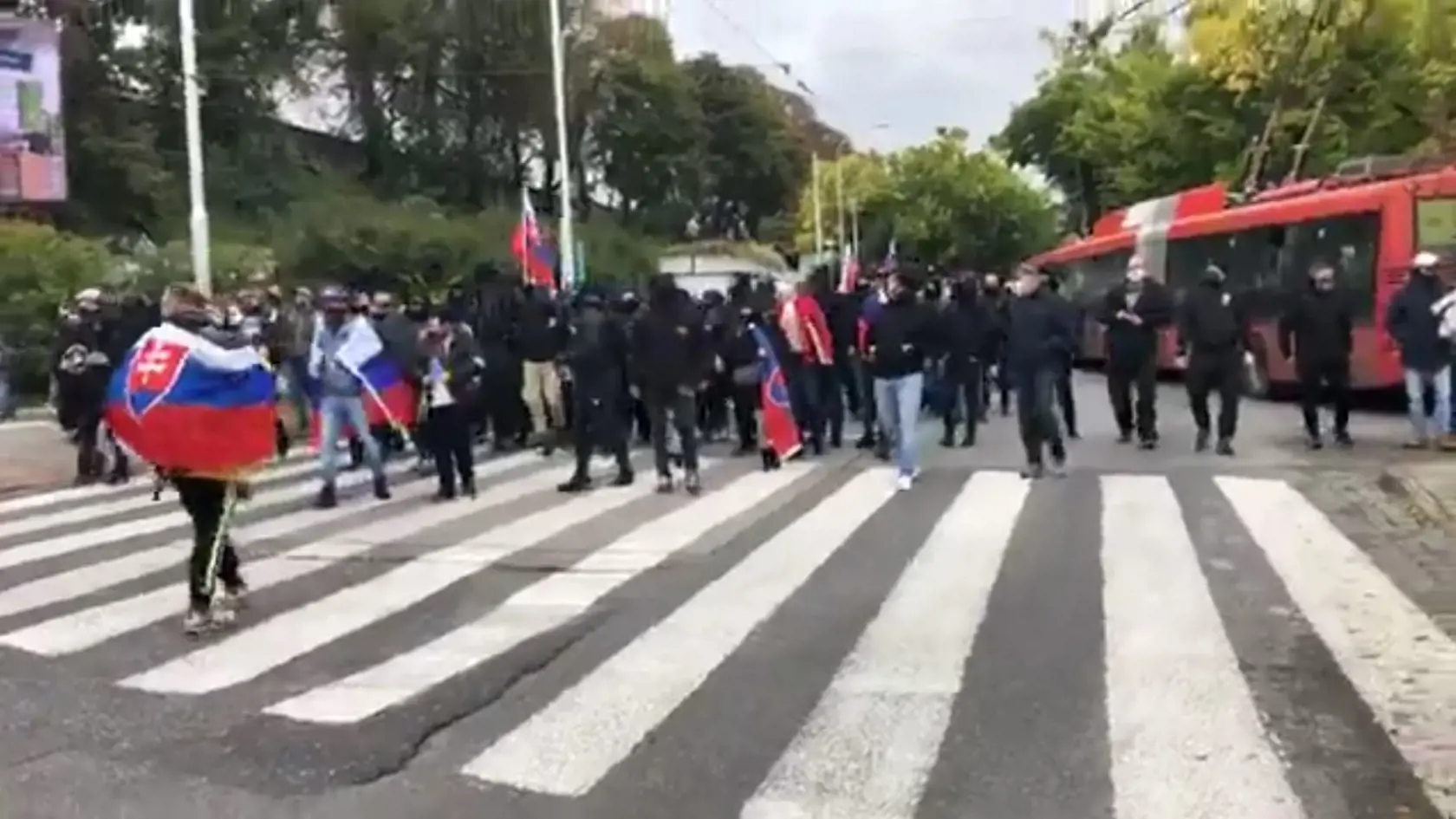 Protest sa začínal na železničnej stanici v Bratislave, odkiaľ sa ultras fanúšikovia presunuli pred úrad vlády.