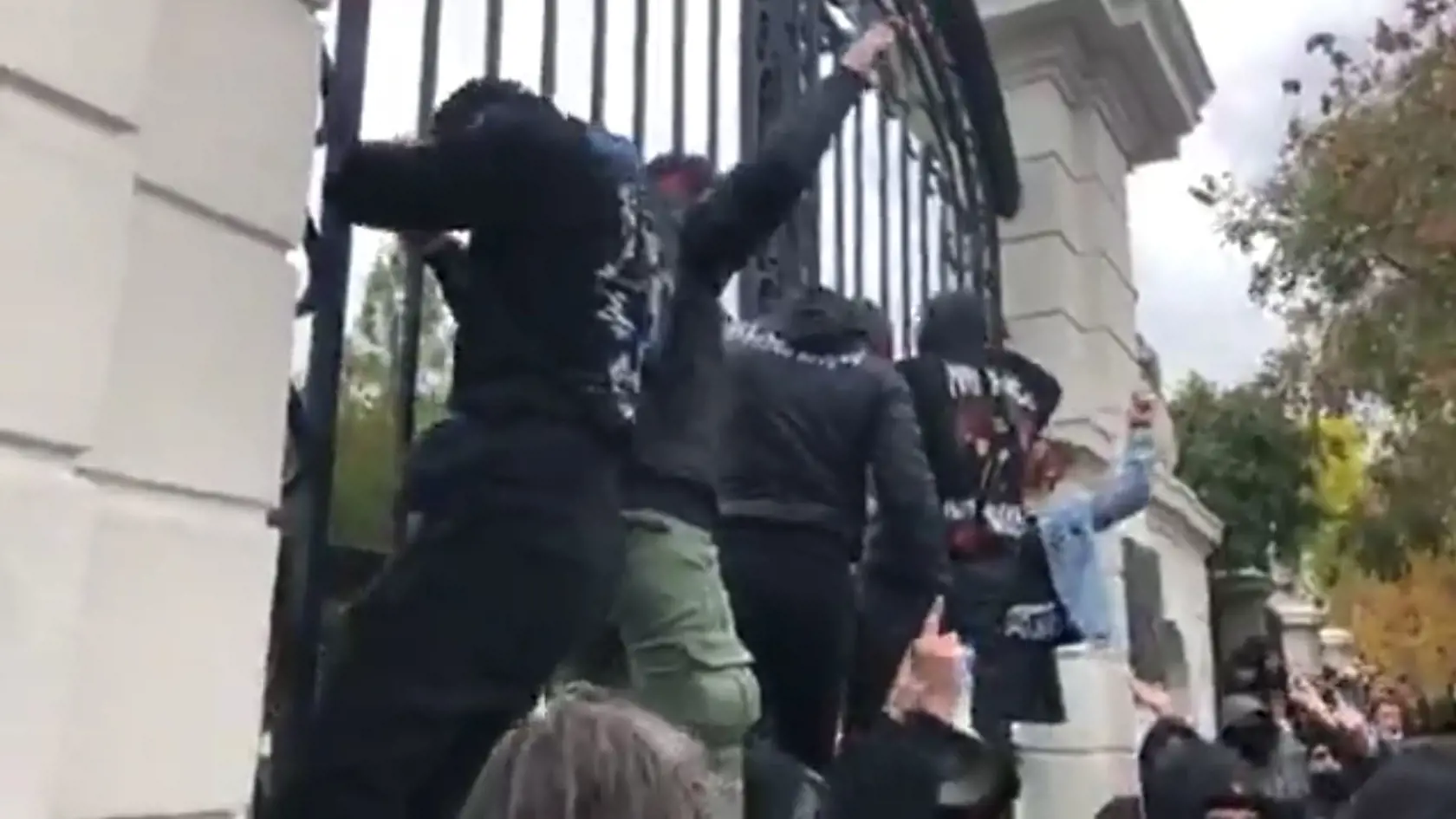 O pokojnom proteste nemohla byť reč. Viacerí fanúšikovia sa vešali na bránu úradu vlády, snažili sa ju vytrhnúť, zapáliť aj preliezť. Neskôr zakročila polícia.