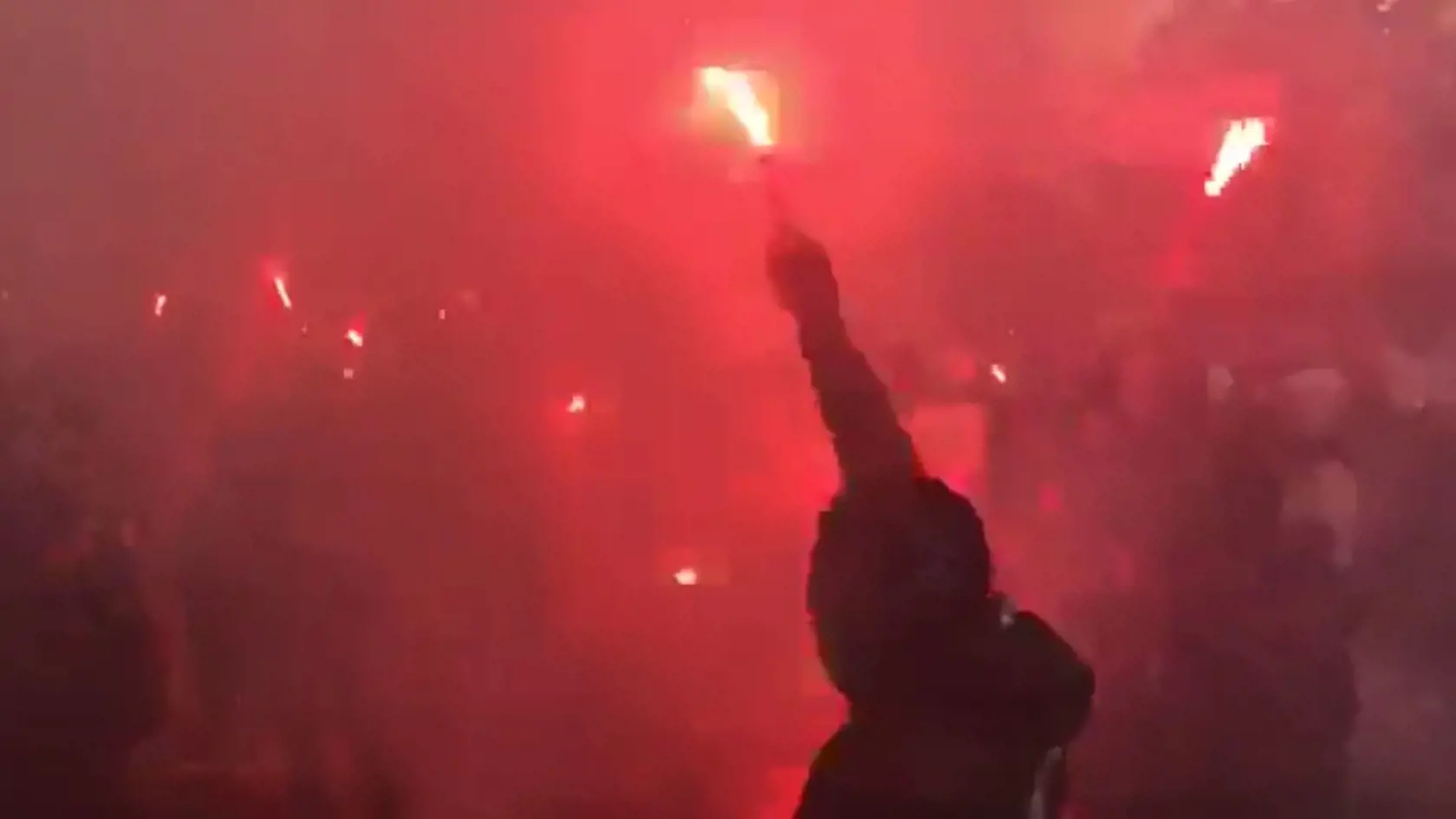 Pred úradom vlády bolo "veselo". Protestujúci zapálili svetlice, mnohé z nich hádzali cez bránu do dvora úradu.