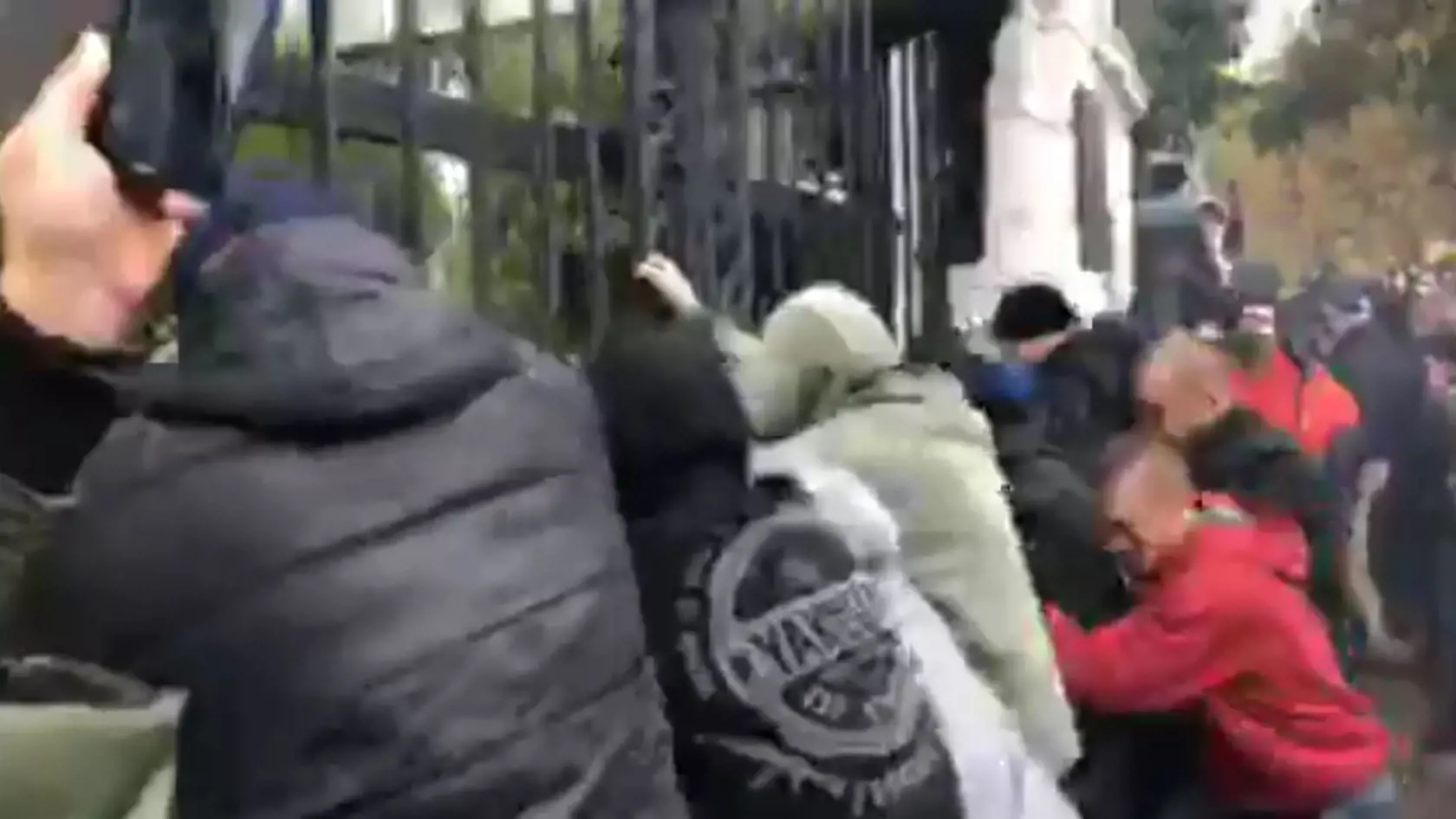 O pokojnom proteste nemohla byť reč. Viacerí fanúšikovia sa vešali na bránu úradu vlády, snažili sa ju vytrhnúť, zapáliť aj preliezť. Neskôr zakročila polícia.