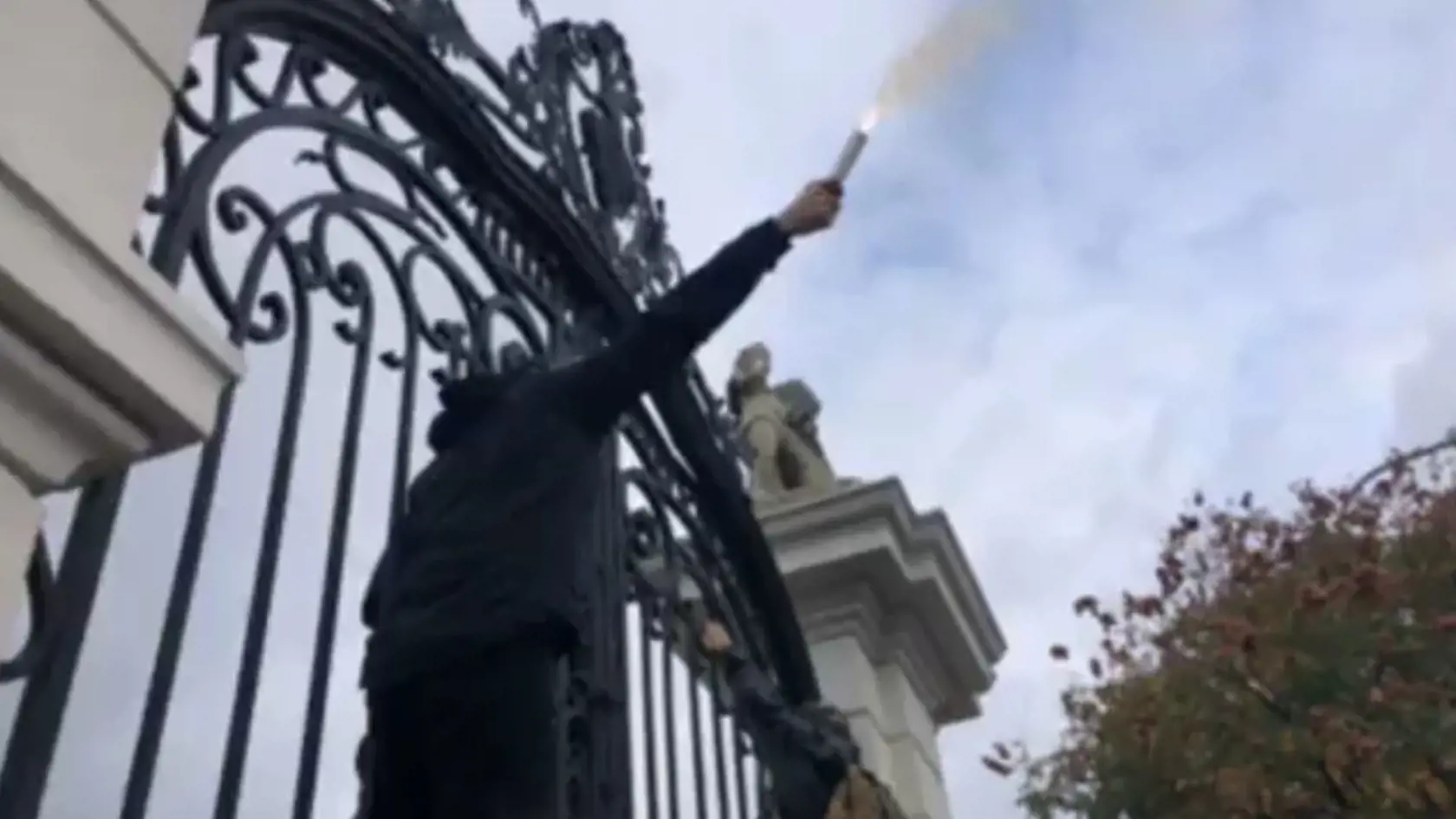 O pokojnom proteste nemohla byť reč. Viacerí fanúšikovia sa vešali na bránu úradu vlády, snažili sa ju vytrhnúť, zapáliť aj preliezť. Neskôr zakročila polícia.
