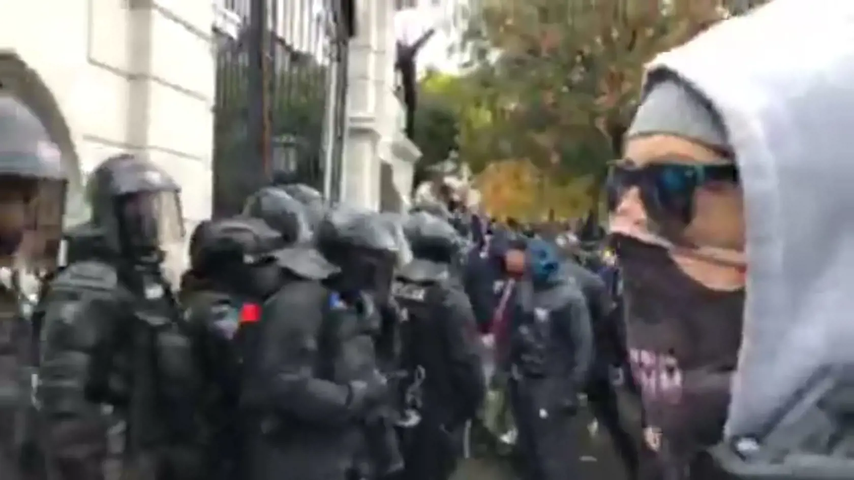 Napokon museli zasiahnuť policajti. Tí sa postavili medzi demonštrantov a bránu, ktorú chceli vylomiť. To sa protestujúcim ultras fanúšikom nepáčilo, zaútočili na políciu fľašami, kameňmi a ďalšími predmetmi, na čo polícia reagovala použitím slzného plynu.