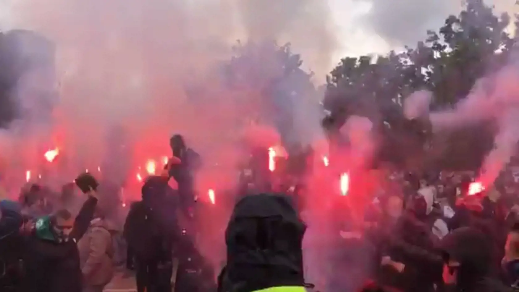 Pred úradom vlády bolo "veselo". Protestujúci zapálili svetlice, mnohé z nich hádzali cez bránu do dvora úradu.